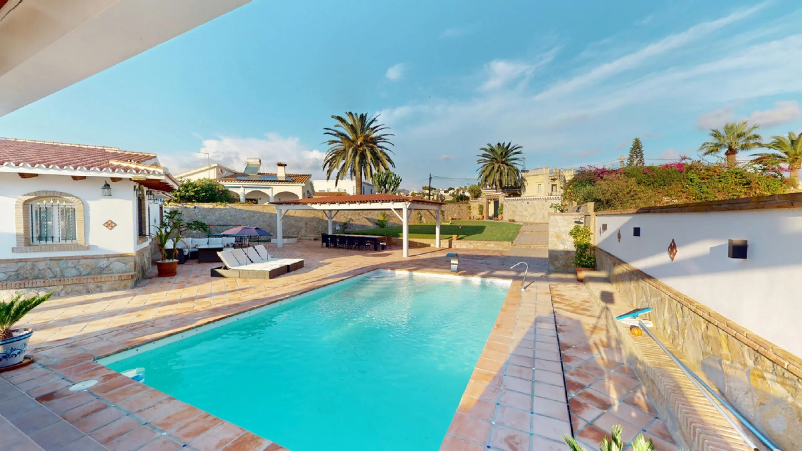 Independent house, Caleta de Vélez boasts of being the most important fishing port in the province of Malaga. You can walk along the pier and see how the fishermen prepare their fising nets and, at dawn, enjoy watching the fishing boats come in to arrive 