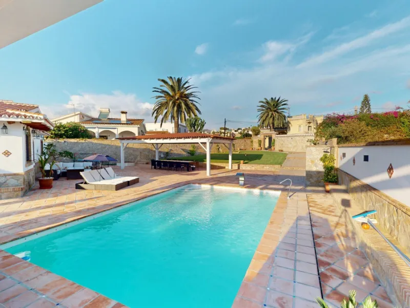 Independent house, Caleta de Vélez boasts of being the most important fishing port in the province of Malaga. You can walk along the pier and see how the fishermen prepare their fising nets and, at dawn, enjoy watching the fishing boats come in to arrive 