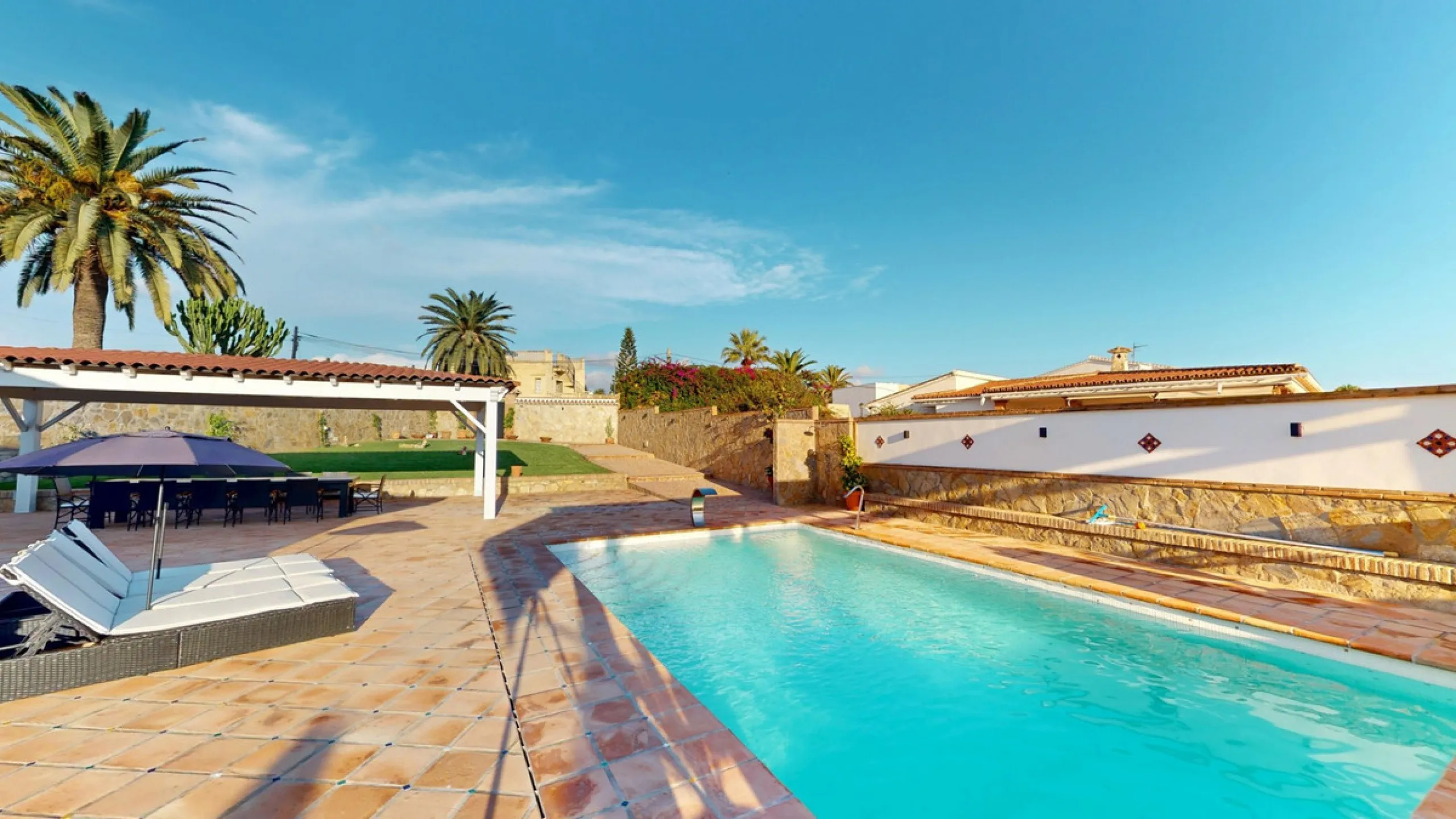 Independent house, Caleta de Vélez boasts of being the most important fishing port in the province of Malaga. You can walk along the pier and see how the fishermen prepare their fising nets and, at dawn, enjoy watching the fishing boats come in to arrive 