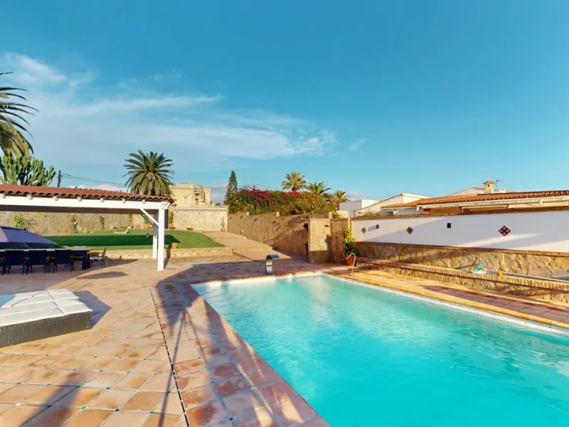 Independent house, Caleta de Vélez boasts of being the most important fishing port in the province of Malaga. You can walk along the pier and see how the fishermen prepare their fising nets and, at dawn, enjoy watching the fishing boats come in to arrive 