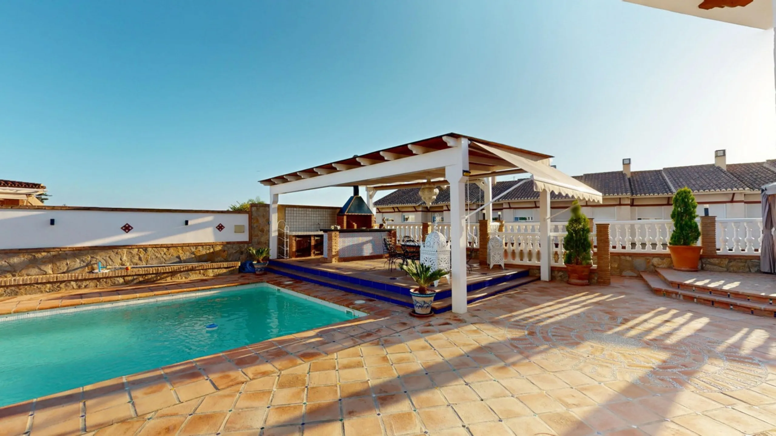 Independent house, Caleta de Vélez boasts of being the most important fishing port in the province of Malaga. You can walk along the pier and see how the fishermen prepare their fising nets and, at dawn, enjoy watching the fishing boats come in to arrive 