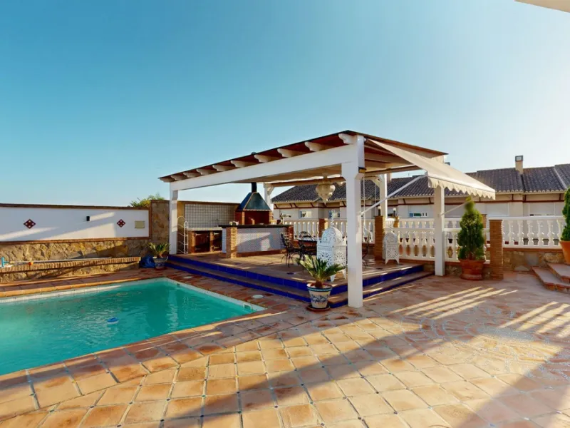 Independent house, Caleta de Vélez boasts of being the most important fishing port in the province of Malaga. You can walk along the pier and see how the fishermen prepare their fising nets and, at dawn, enjoy watching the fishing boats come in to arrive 