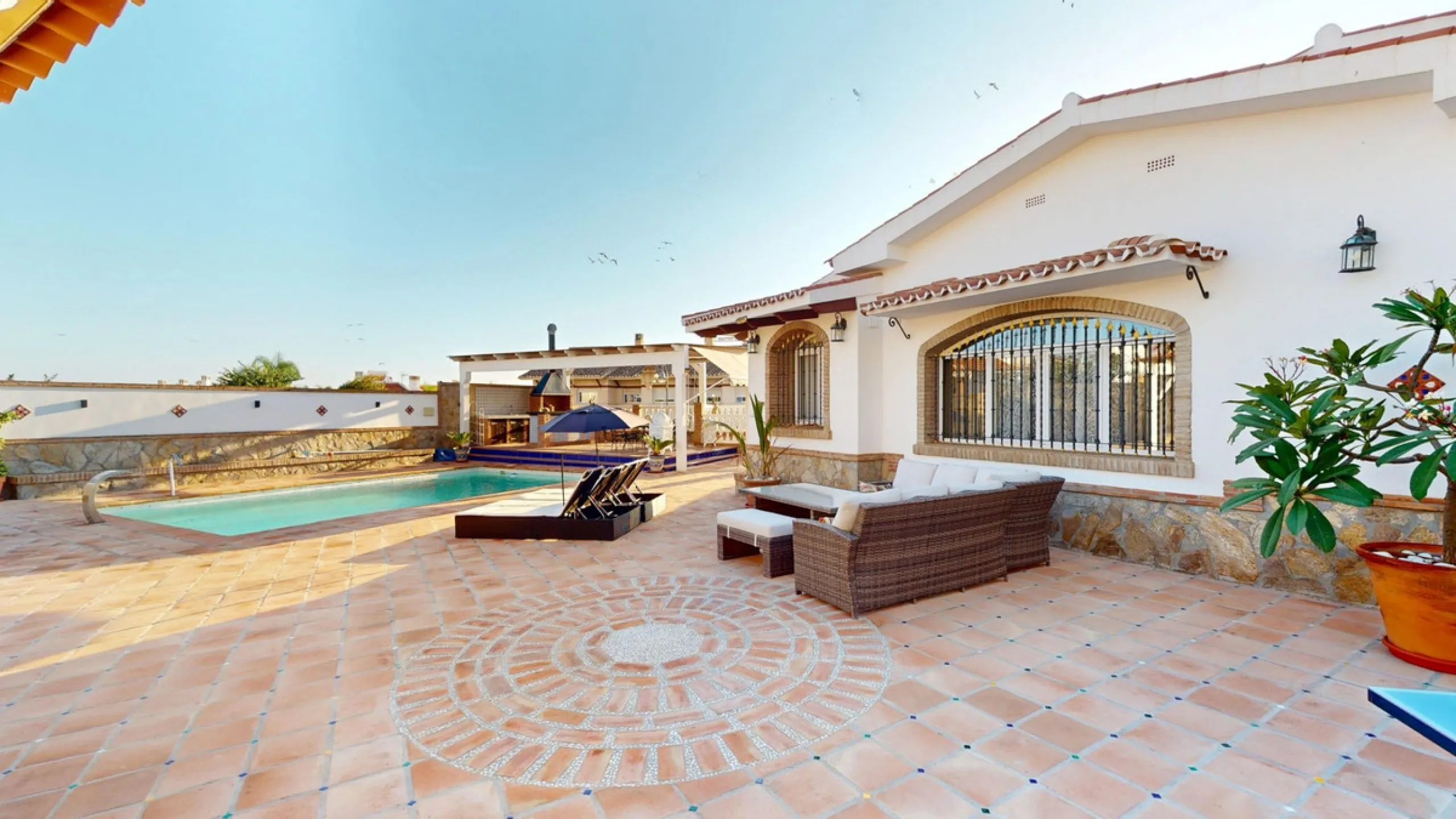 Independent house, Caleta de Vélez boasts of being the most important fishing port in the province of Malaga. You can walk along the pier and see how the fishermen prepare their fising nets and, at dawn, enjoy watching the fishing boats come in to arrive 