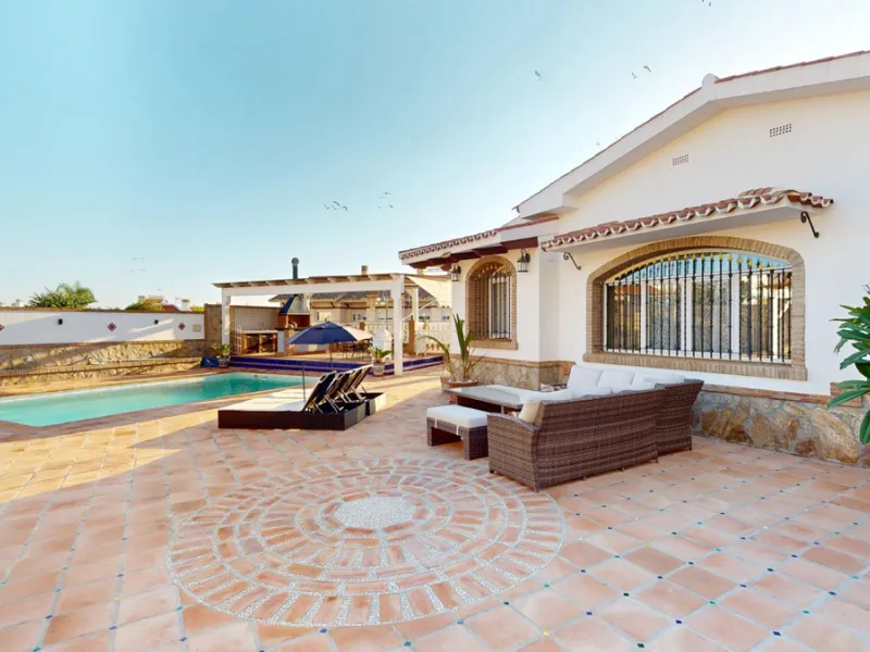 Independent house, Caleta de Vélez boasts of being the most important fishing port in the province of Malaga. You can walk along the pier and see how the fishermen prepare their fising nets and, at dawn, enjoy watching the fishing boats come in to arrive 