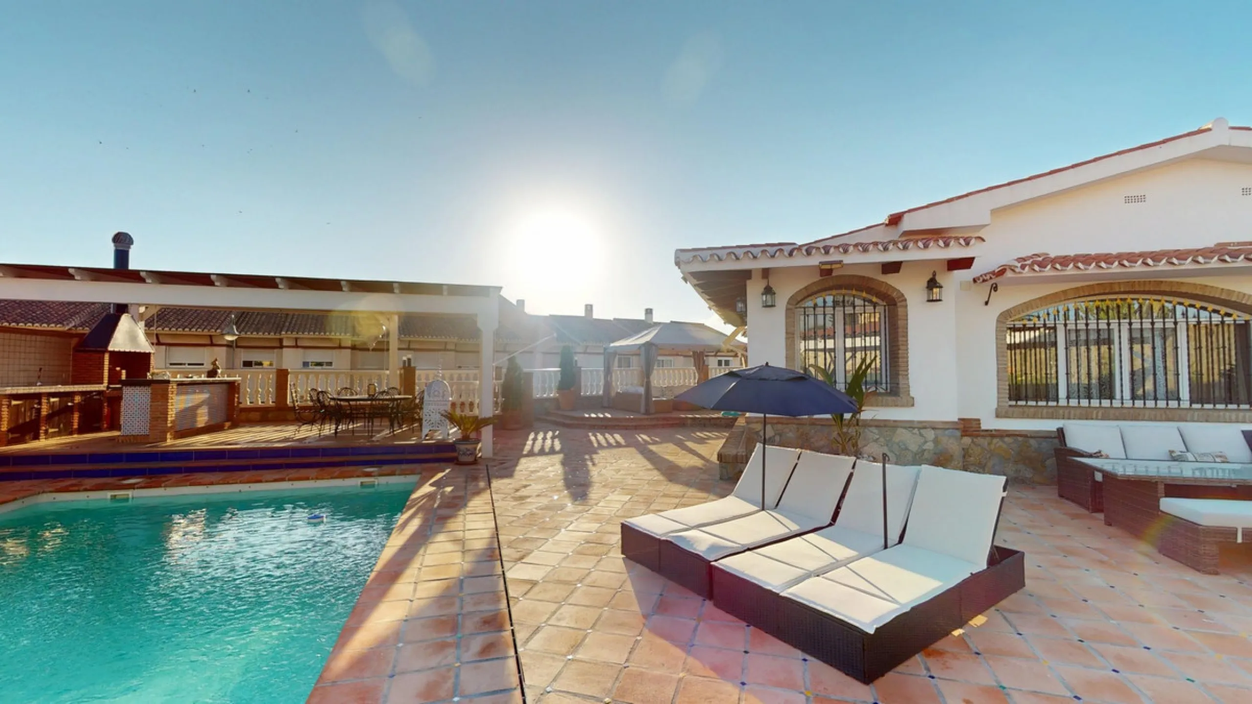 Independent house, Caleta de Vélez boasts of being the most important fishing port in the province of Malaga. You can walk along the pier and see how the fishermen prepare their fising nets and, at dawn, enjoy watching the fishing boats come in to arrive 