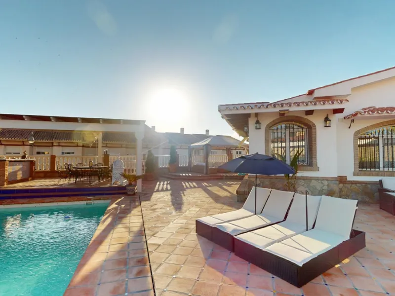 Independent house, Caleta de Vélez boasts of being the most important fishing port in the province of Malaga. You can walk along the pier and see how the fishermen prepare their fising nets and, at dawn, enjoy watching the fishing boats come in to arrive 