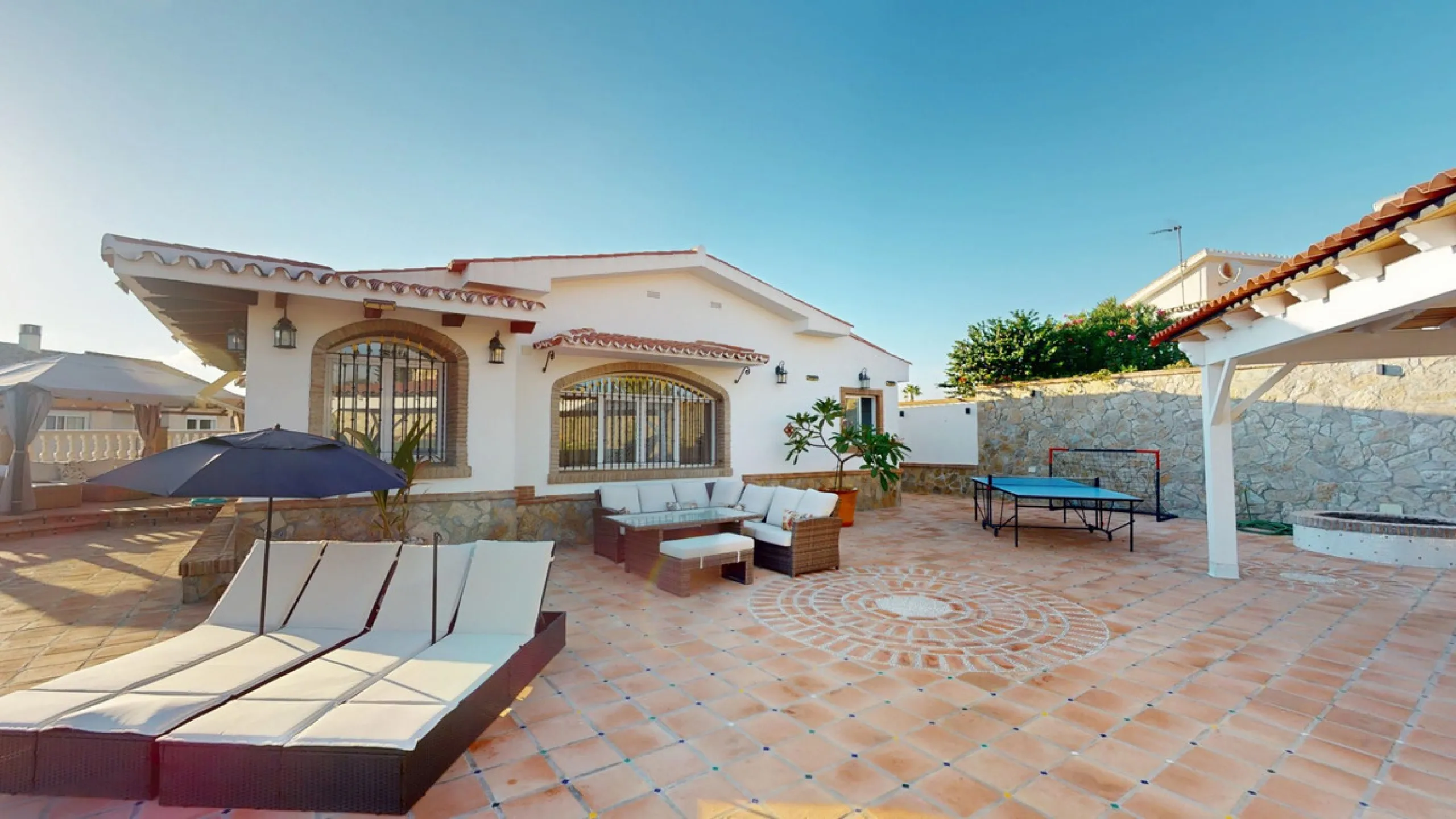 Independent house, Caleta de Vélez boasts of being the most important fishing port in the province of Malaga. You can walk along the pier and see how the fishermen prepare their fising nets and, at dawn, enjoy watching the fishing boats come in to arrive 