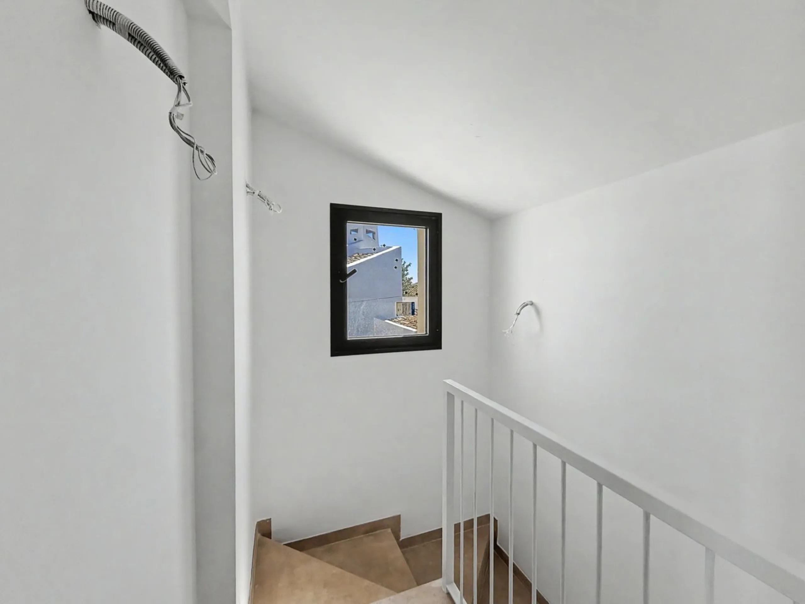 *** Contemporary Townhouse in Bahia Dorada, Estepona *** 3 Bedrooms, 2 Bathrooms and a Guest Toilet *** Spacious Private Terraces and Garden *** Panoramic Views to the Mediterranean Sea *** Fully Fitted Kitchen *** High Quality Built *** Ideal Location: L