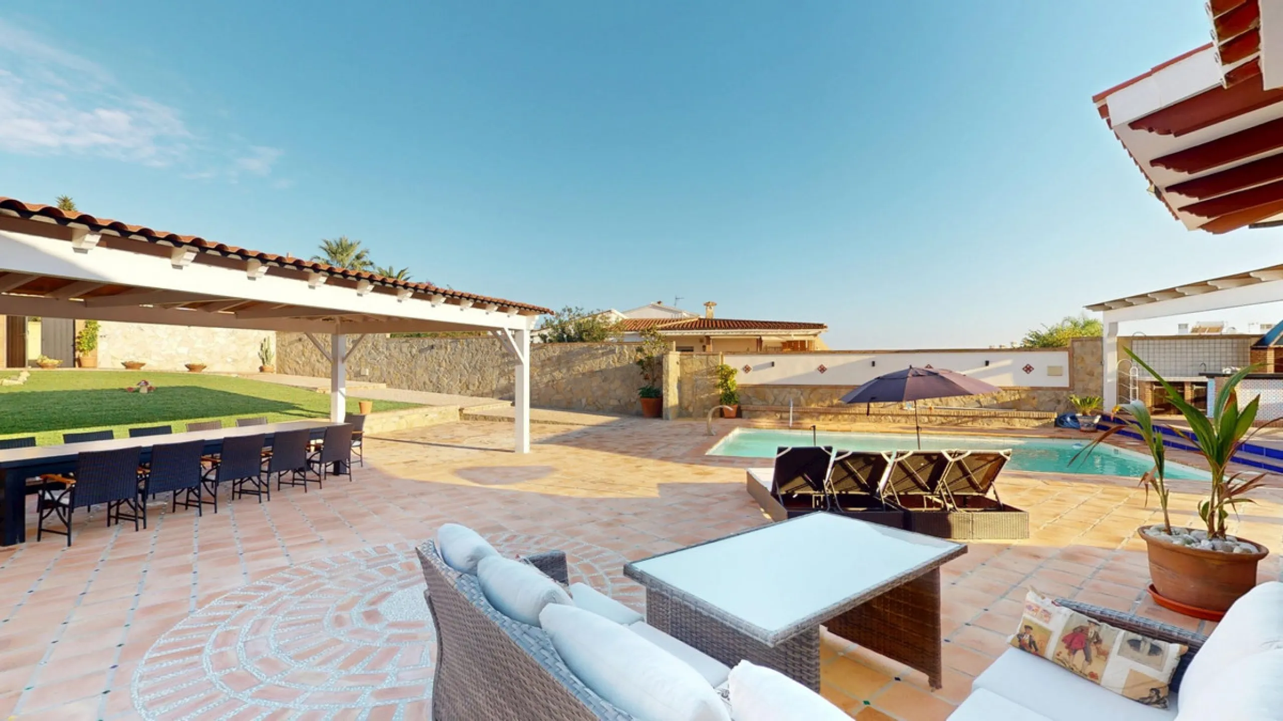 Independent house, Caleta de Vélez boasts of being the most important fishing port in the province of Malaga. You can walk along the pier and see how the fishermen prepare their fising nets and, at dawn, enjoy watching the fishing boats come in to arrive 