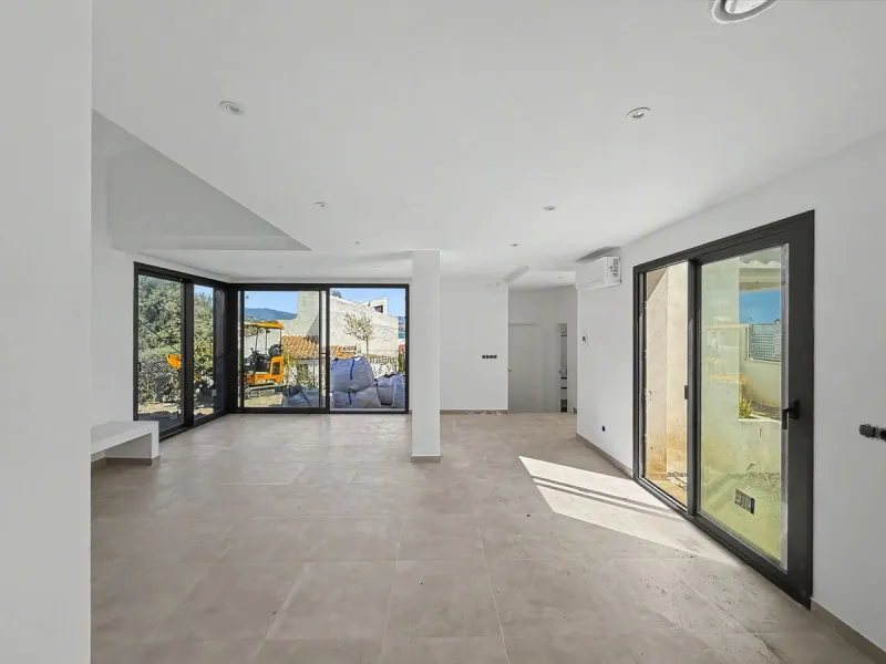 *** Contemporary Townhouse in Bahia Dorada, Estepona *** 3 Bedrooms, 2 Bathrooms and a Guest Toilet *** Spacious Private Terraces and Garden *** Panoramic Views to the Mediterranean Sea *** Fully Fitted Kitchen *** High Quality Built *** Ideal Location: L