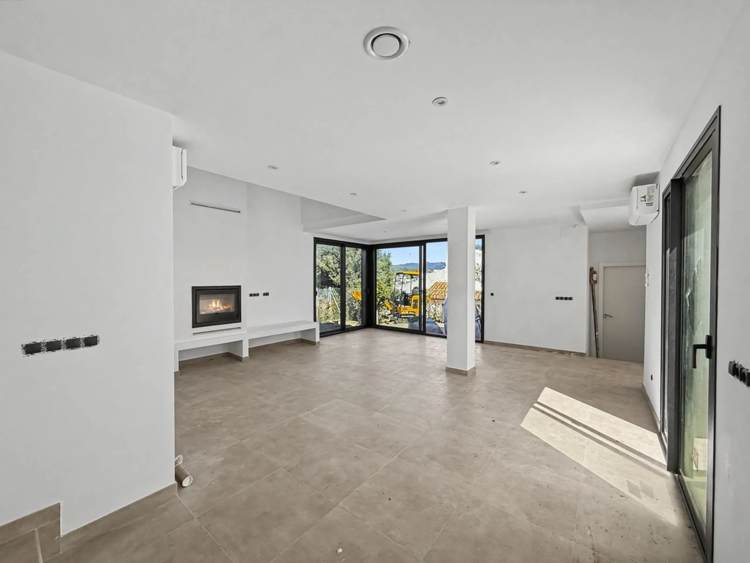 *** Contemporary Townhouse in Bahia Dorada, Estepona *** 3 Bedrooms, 2 Bathrooms and a Guest Toilet *** Spacious Private Terraces and Garden *** Panoramic Views to the Mediterranean Sea *** Fully Fitted Kitchen *** High Quality Built *** Ideal Location: L