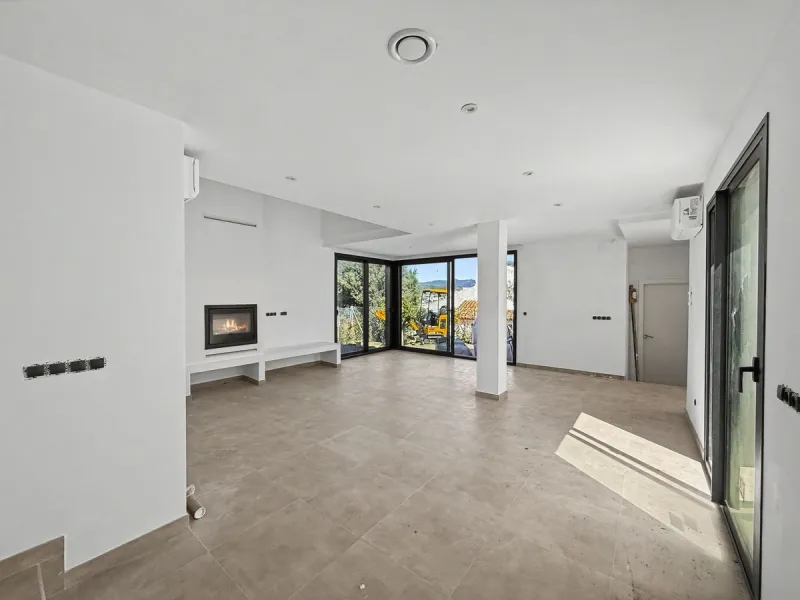 *** Contemporary Townhouse in Bahia Dorada, Estepona *** 3 Bedrooms, 2 Bathrooms and a Guest Toilet *** Spacious Private Terraces and Garden *** Panoramic Views to the Mediterranean Sea *** Fully Fitted Kitchen *** High Quality Built *** Ideal Location: L