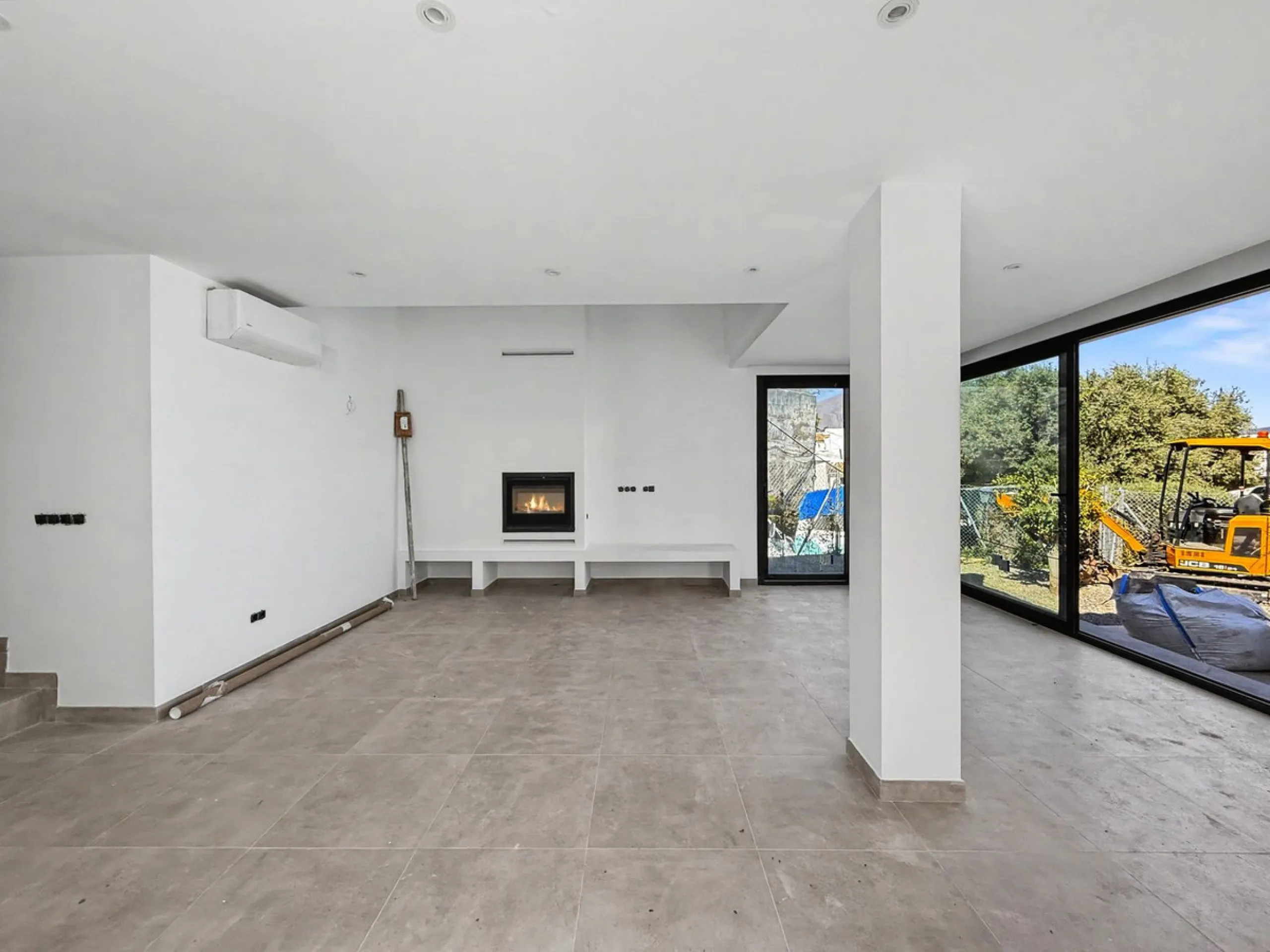 *** Contemporary Townhouse in Bahia Dorada, Estepona *** 3 Bedrooms, 2 Bathrooms and a Guest Toilet *** Spacious Private Terraces and Garden *** Panoramic Views to the Mediterranean Sea *** Fully Fitted Kitchen *** High Quality Built *** Ideal Location: L