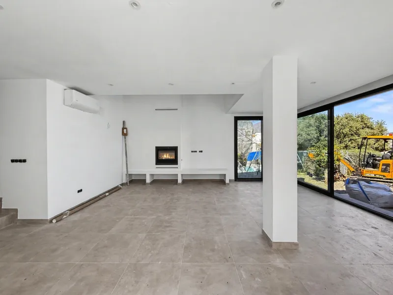 *** Contemporary Townhouse in Bahia Dorada, Estepona *** 3 Bedrooms, 2 Bathrooms and a Guest Toilet *** Spacious Private Terraces and Garden *** Panoramic Views to the Mediterranean Sea *** Fully Fitted Kitchen *** High Quality Built *** Ideal Location: L