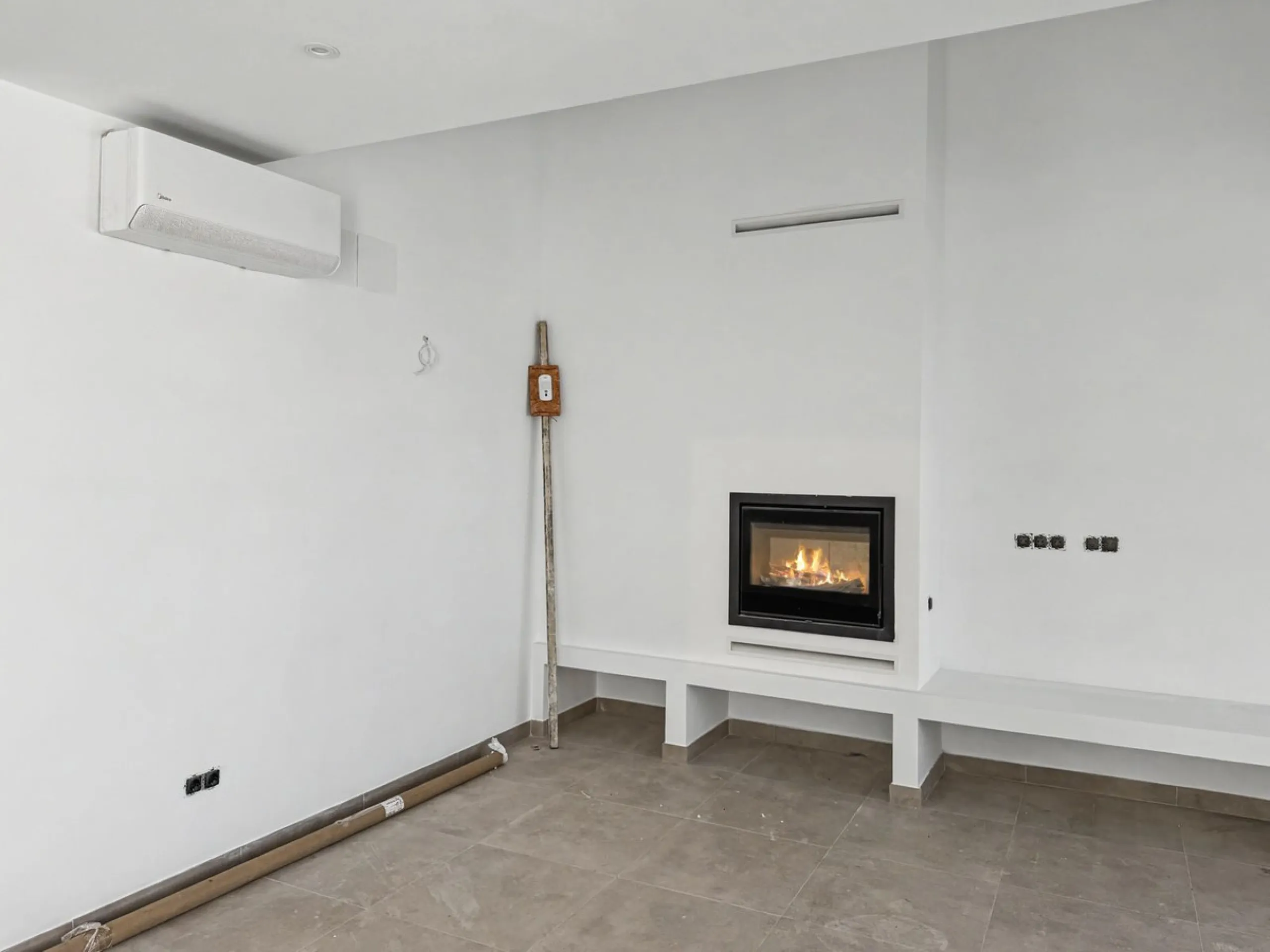 *** Contemporary Townhouse in Bahia Dorada, Estepona *** 3 Bedrooms, 2 Bathrooms and a Guest Toilet *** Spacious Private Terraces and Garden *** Panoramic Views to the Mediterranean Sea *** Fully Fitted Kitchen *** High Quality Built *** Ideal Location: L