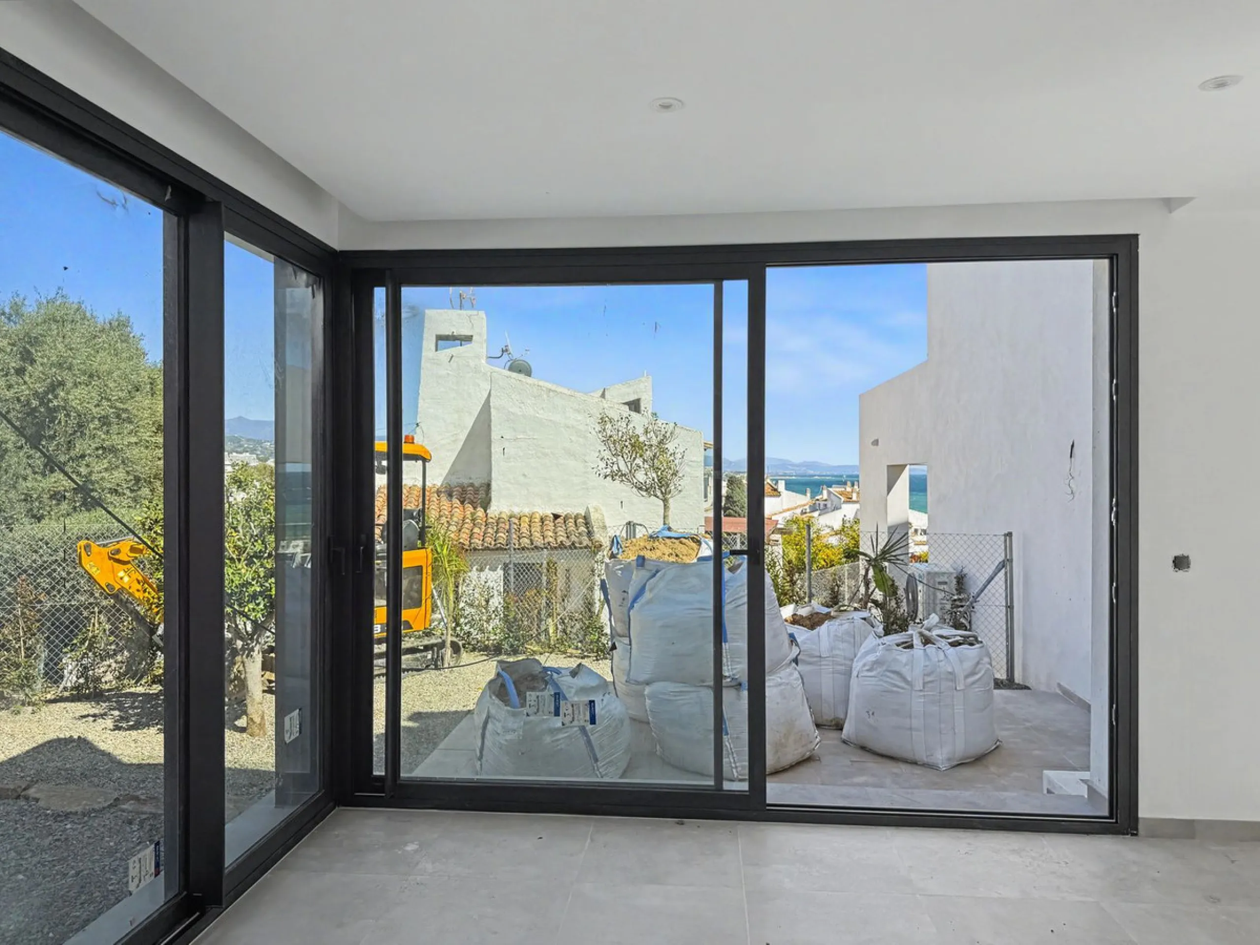 *** Contemporary Townhouse in Bahia Dorada, Estepona *** 3 Bedrooms, 2 Bathrooms and a Guest Toilet *** Spacious Private Terraces and Garden *** Panoramic Views to the Mediterranean Sea *** Fully Fitted Kitchen *** High Quality Built *** Ideal Location: L