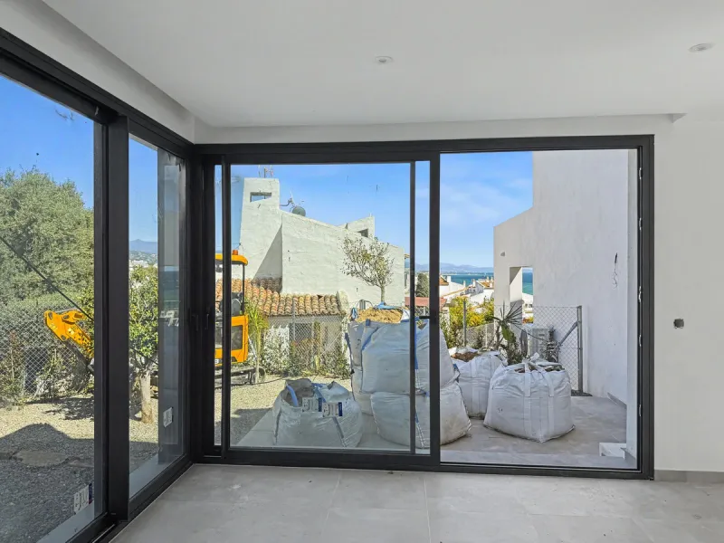 *** Contemporary Townhouse in Bahia Dorada, Estepona *** 3 Bedrooms, 2 Bathrooms and a Guest Toilet *** Spacious Private Terraces and Garden *** Panoramic Views to the Mediterranean Sea *** Fully Fitted Kitchen *** High Quality Built *** Ideal Location: L