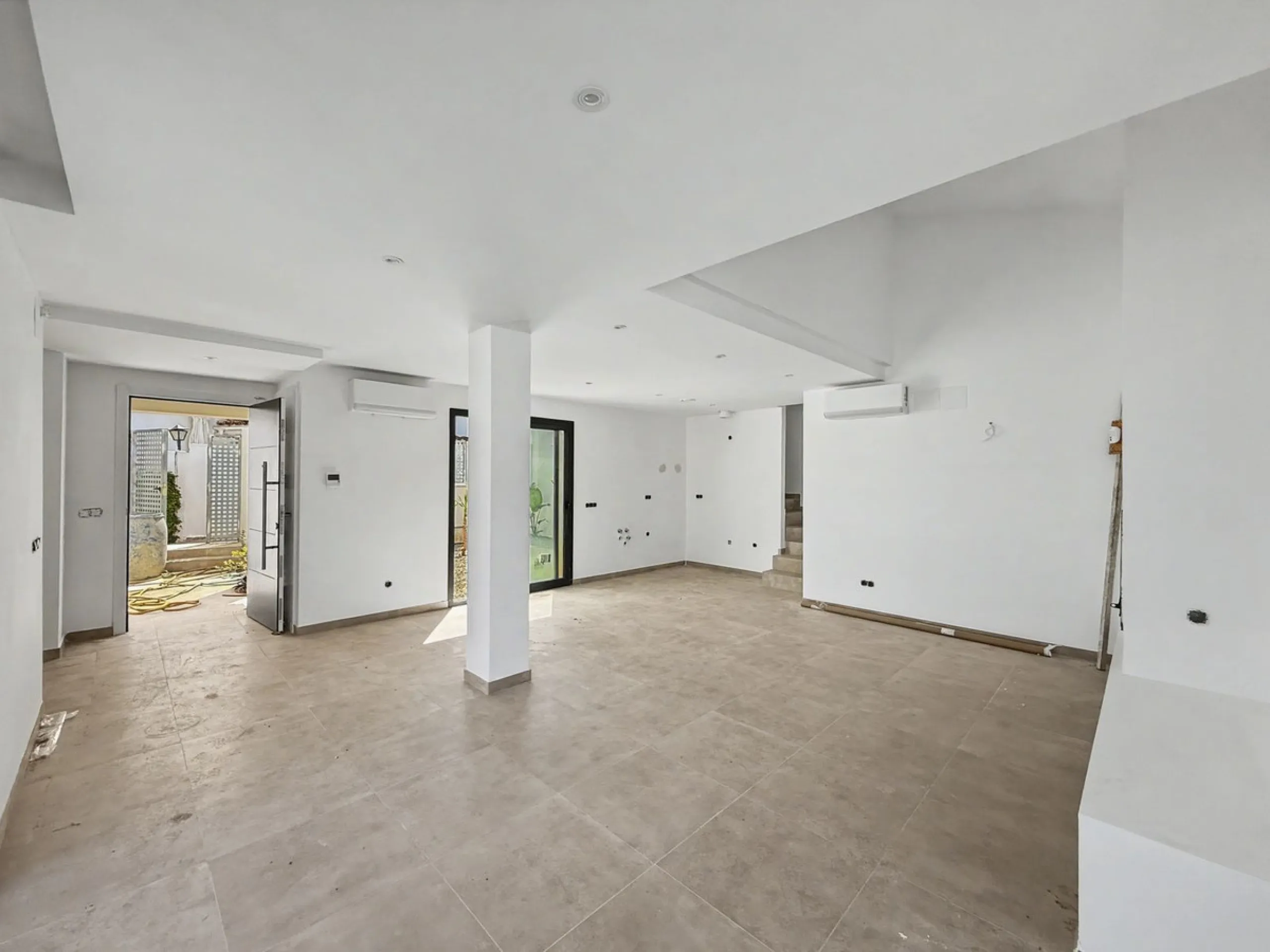 *** Contemporary Townhouse in Bahia Dorada, Estepona *** 3 Bedrooms, 2 Bathrooms and a Guest Toilet *** Spacious Private Terraces and Garden *** Panoramic Views to the Mediterranean Sea *** Fully Fitted Kitchen *** High Quality Built *** Ideal Location: L