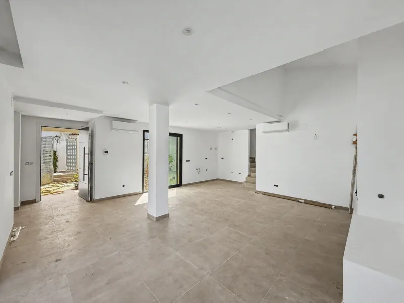 *** Contemporary Townhouse in Bahia Dorada, Estepona *** 3 Bedrooms, 2 Bathrooms and a Guest Toilet *** Spacious Private Terraces and Garden *** Panoramic Views to the Mediterranean Sea *** Fully Fitted Kitchen *** High Quality Built *** Ideal Location: L