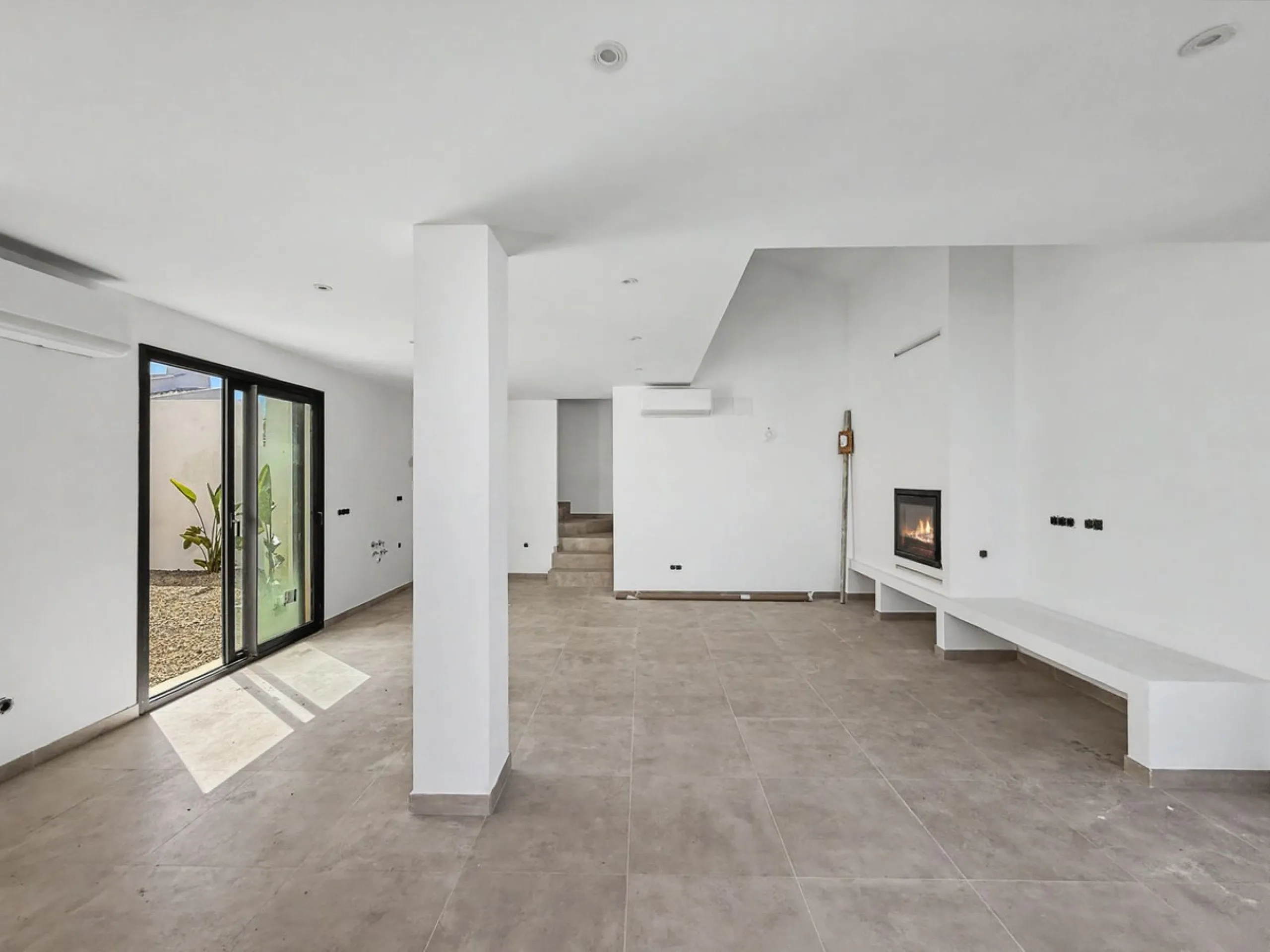 *** Contemporary Townhouse in Bahia Dorada, Estepona *** 3 Bedrooms, 2 Bathrooms and a Guest Toilet *** Spacious Private Terraces and Garden *** Panoramic Views to the Mediterranean Sea *** Fully Fitted Kitchen *** High Quality Built *** Ideal Location: L