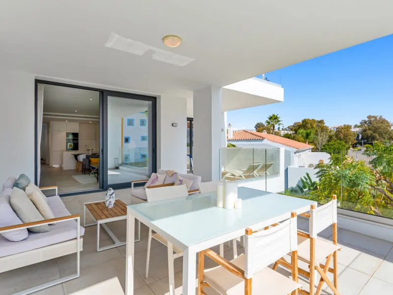 We are pleased to present this elegant 2-bedroom mid-floor apartment, offering a refined combination of comfort, convenience, and coastal living. Comprising two bedrooms and two bathrooms, the apartment is ideally suited as a permanent residence or a holi