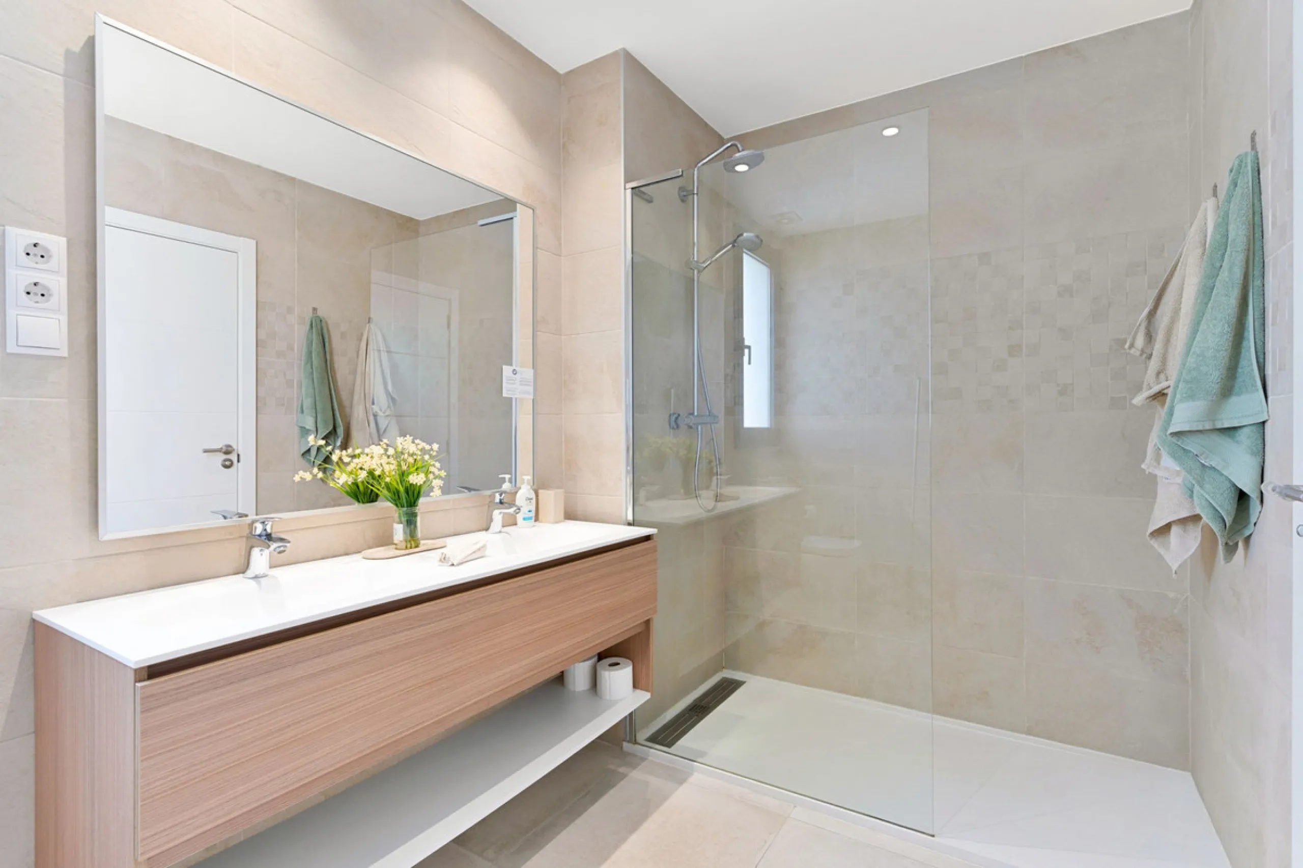 We are pleased to present this elegant 2-bedroom mid-floor apartment, offering a refined combination of comfort, convenience, and coastal living. Comprising two bedrooms and two bathrooms, the apartment is ideally suited as a permanent residence or a holi