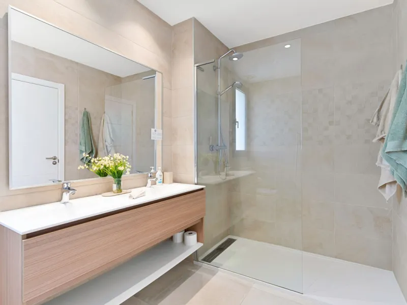 We are pleased to present this elegant 2-bedroom mid-floor apartment, offering a refined combination of comfort, convenience, and coastal living. Comprising two bedrooms and two bathrooms, the apartment is ideally suited as a permanent residence or a holi