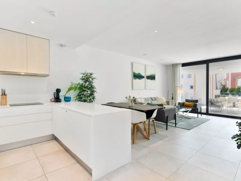 We are pleased to present this elegant 2-bedroom mid-floor apartment, offering a refined combination of comfort, convenience, and coastal living. Comprising two bedrooms and two bathrooms, the apartment is ideally suited as a permanent residence or a holi