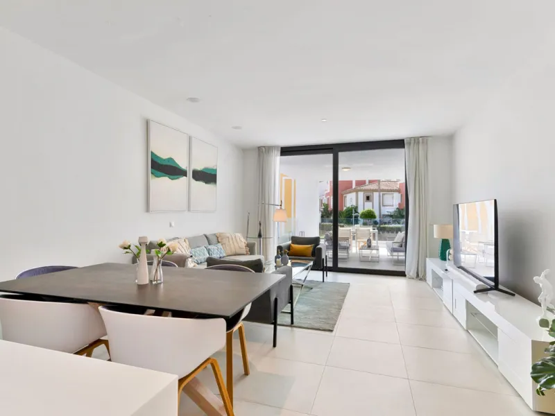 We are pleased to present this elegant 2-bedroom mid-floor apartment, offering a refined combination of comfort, convenience, and coastal living. Comprising two bedrooms and two bathrooms, the apartment is ideally suited as a permanent residence or a holi