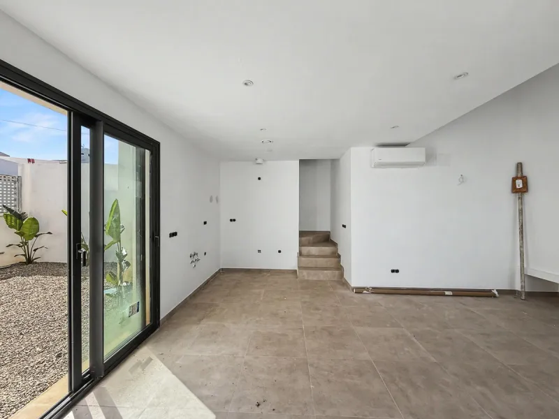 *** Contemporary Townhouse in Bahia Dorada, Estepona *** 3 Bedrooms, 2 Bathrooms and a Guest Toilet *** Spacious Private Terraces and Garden *** Panoramic Views to the Mediterranean Sea *** Fully Fitted Kitchen *** High Quality Built *** Ideal Location: L