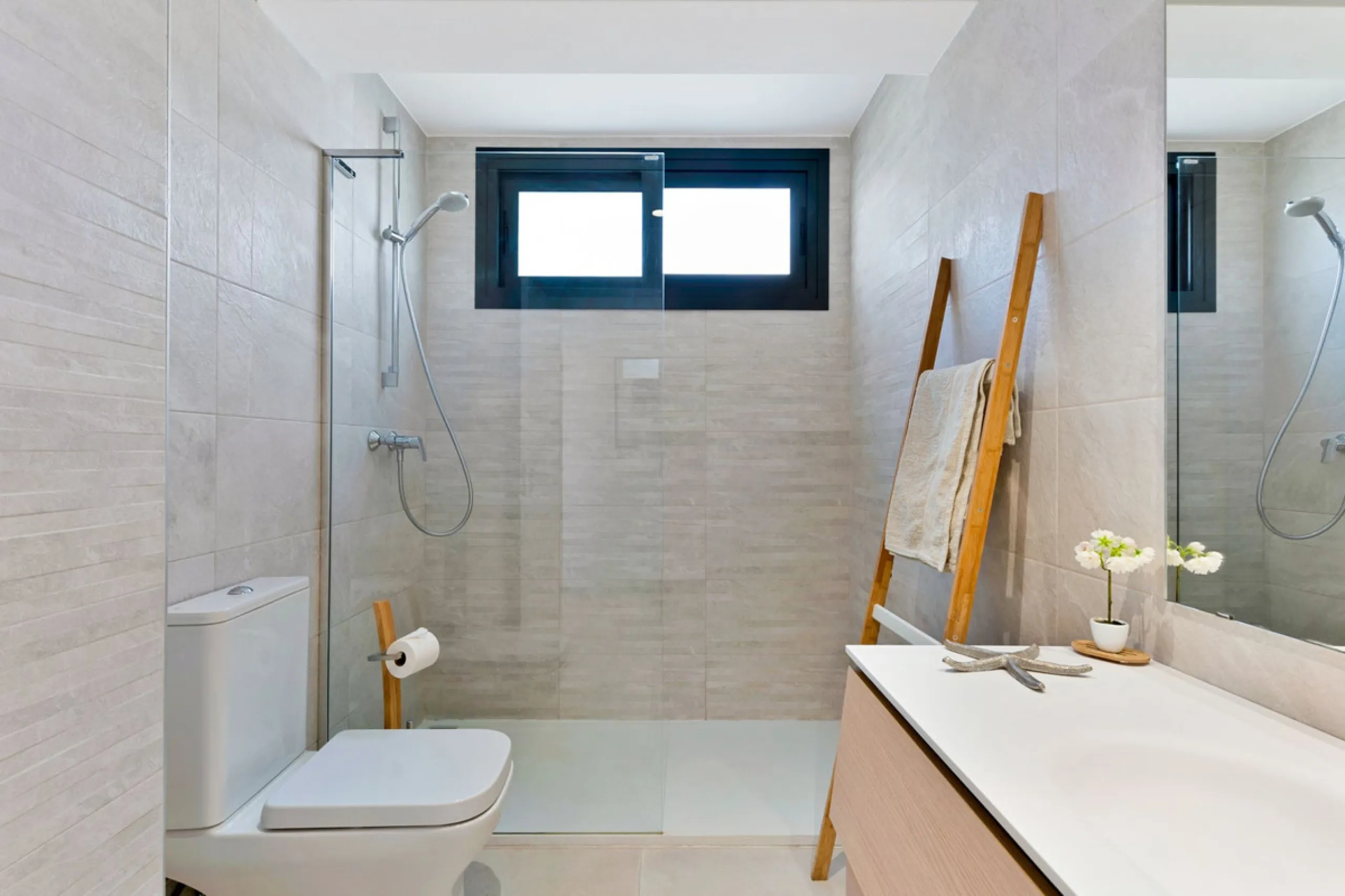 We are pleased to present this elegant 2-bedroom mid-floor apartment, offering a refined combination of comfort, convenience, and coastal living. Comprising two bedrooms and two bathrooms, the apartment is ideally suited as a permanent residence or a holi