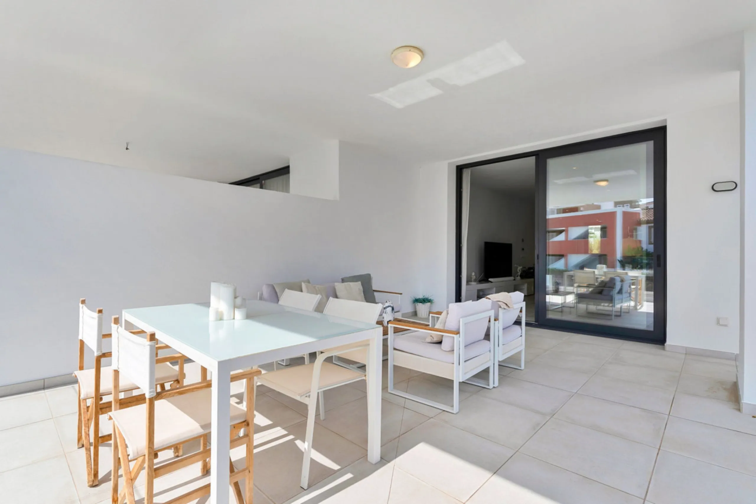 We are pleased to present this elegant 2-bedroom mid-floor apartment, offering a refined combination of comfort, convenience, and coastal living. Comprising two bedrooms and two bathrooms, the apartment is ideally suited as a permanent residence or a holi