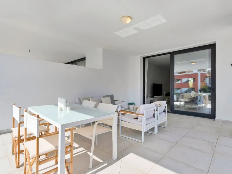 We are pleased to present this elegant 2-bedroom mid-floor apartment, offering a refined combination of comfort, convenience, and coastal living. Comprising two bedrooms and two bathrooms, the apartment is ideally suited as a permanent residence or a holi