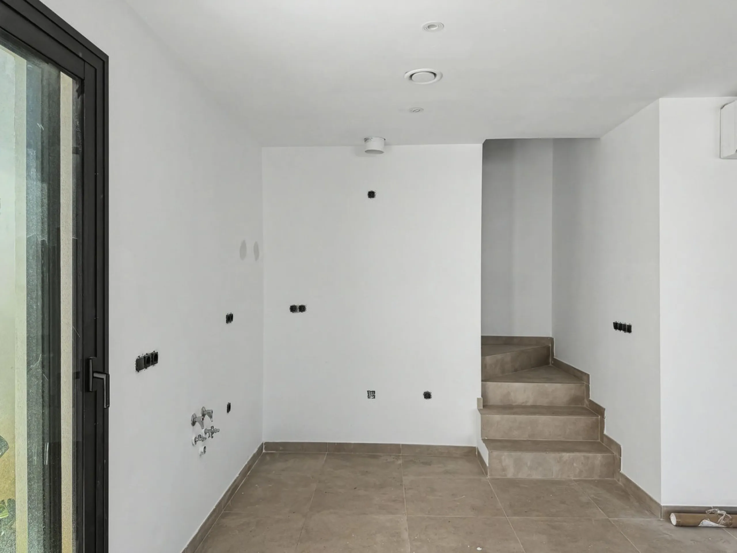 *** Contemporary Townhouse in Bahia Dorada, Estepona *** 3 Bedrooms, 2 Bathrooms and a Guest Toilet *** Spacious Private Terraces and Garden *** Panoramic Views to the Mediterranean Sea *** Fully Fitted Kitchen *** High Quality Built *** Ideal Location: L
