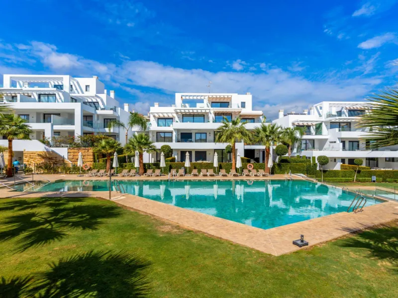 We are pleased to present this elegant 2-bedroom mid-floor apartment, offering a refined combination of comfort, convenience, and coastal living. Comprising two bedrooms and two bathrooms, the apartment is ideally suited as a permanent residence or a holi