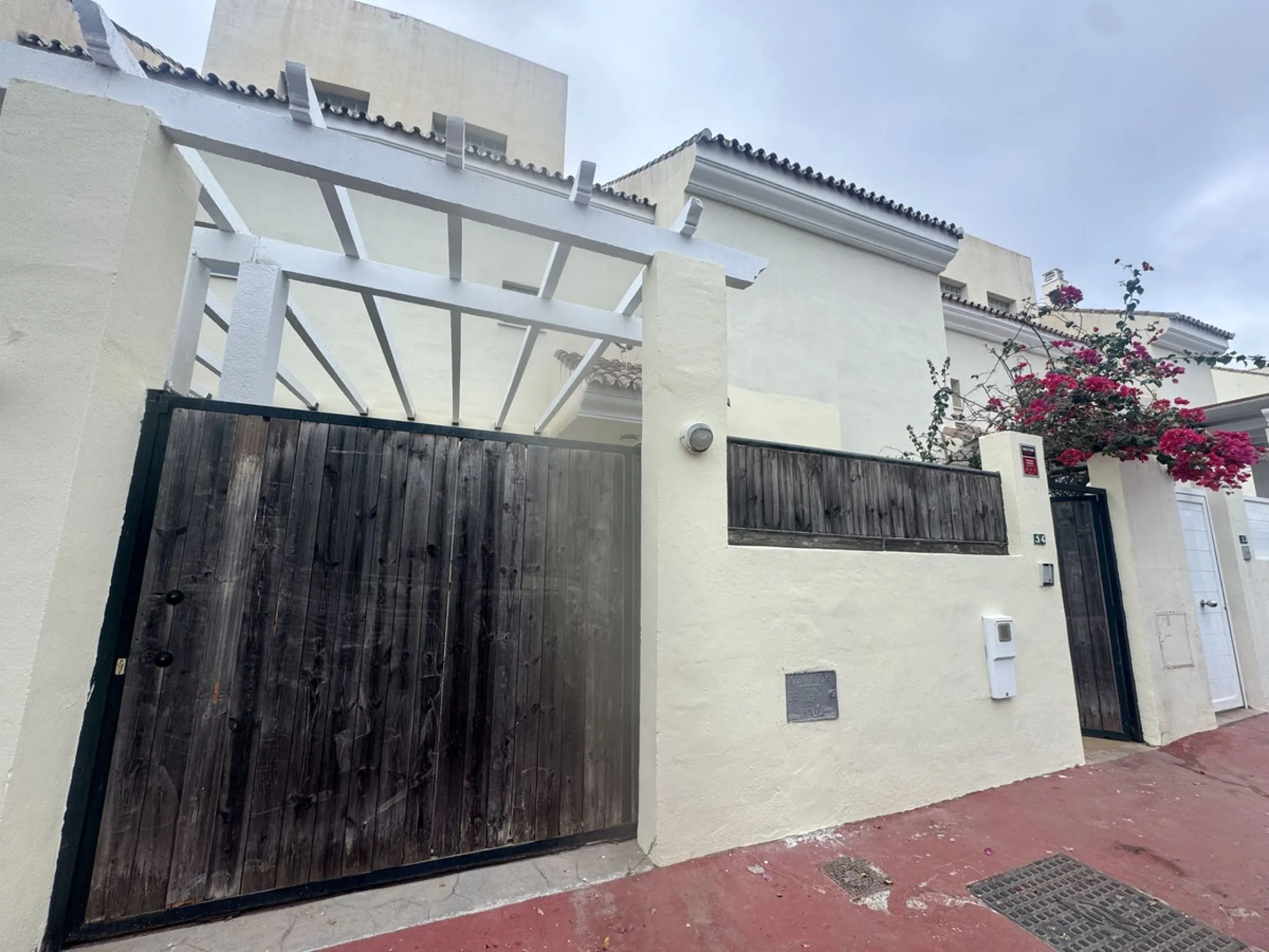 House - Townhouse в продаже в Marbella, Málaga. В доме 3 спален и 3 ванных комнат. Площадь дома 141 м²