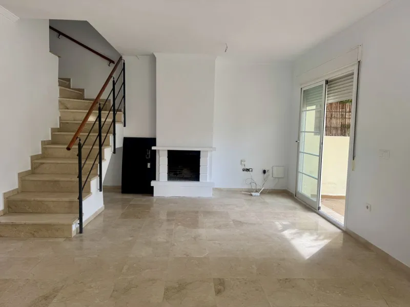 House - Townhouse в продаже в Marbella, Málaga. В доме 3 спален и 3 ванных комнат. Площадь дома 141 м²