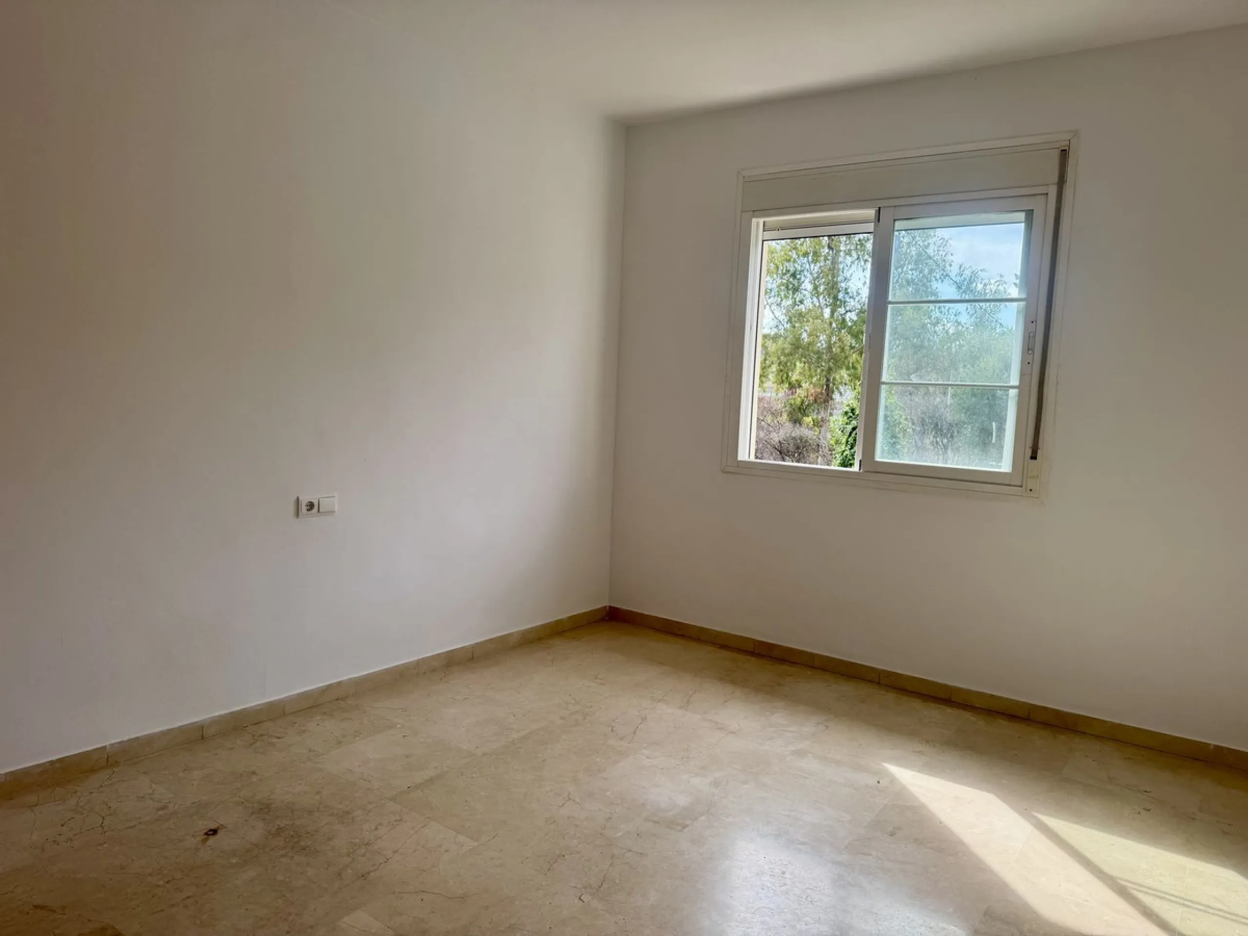 House - Townhouse в продаже в Marbella, Málaga. В доме 3 спален и 3 ванных комнат. Площадь дома 141 м²