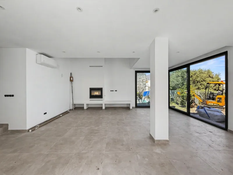 *** Contemporary Townhouse in Bahia Dorada, Estepona *** 3 Bedrooms, 2 Bathrooms and a Guest Toilet *** Spacious Private Terraces and Garden *** Panoramic Views to the Mediterranean Sea *** Fully Fitted Kitchen *** High Quality Built *** Ideal Location: L