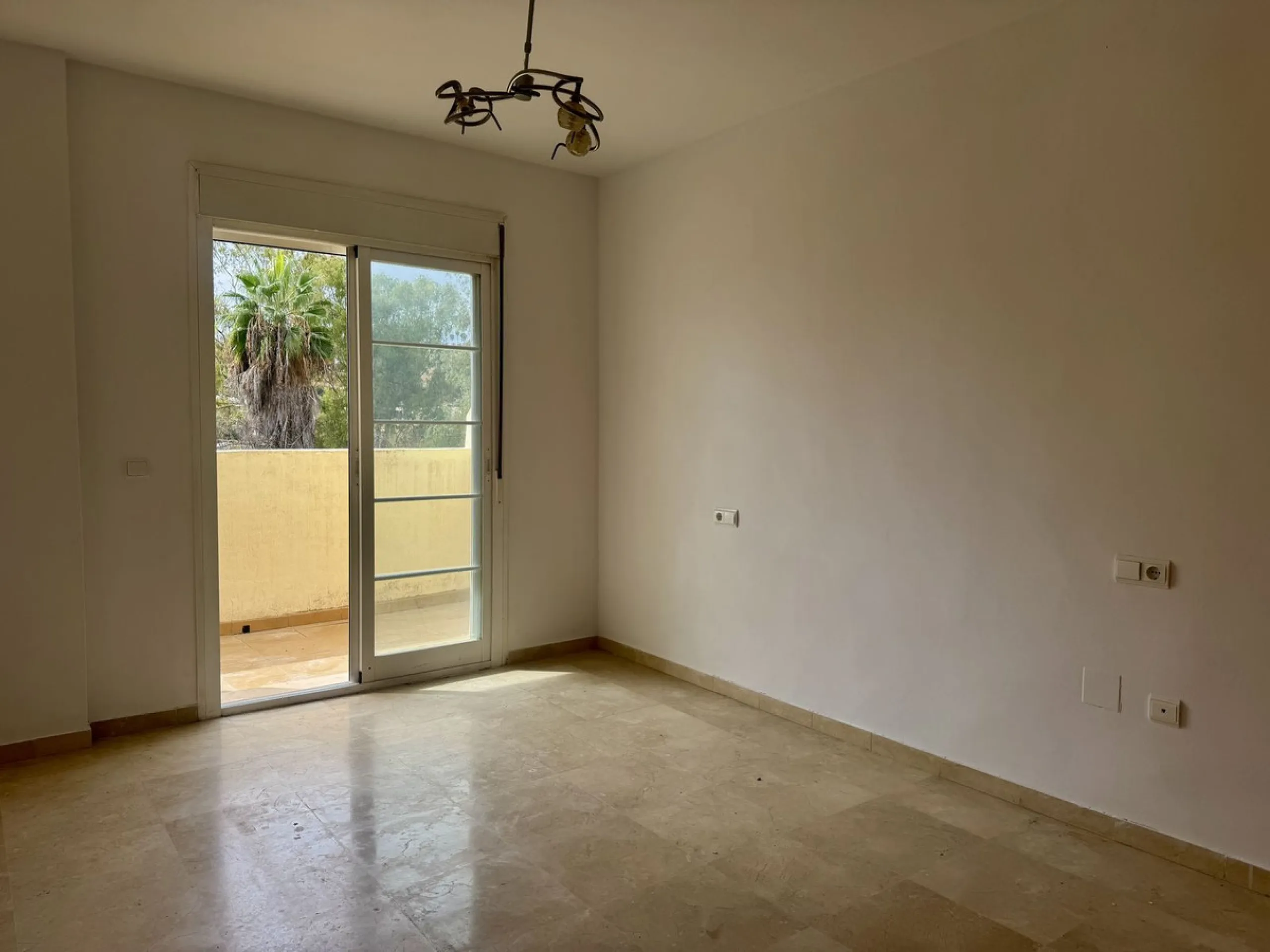 House - Townhouse в продаже в Marbella, Málaga. В доме 3 спален и 3 ванных комнат. Площадь дома 141 м²