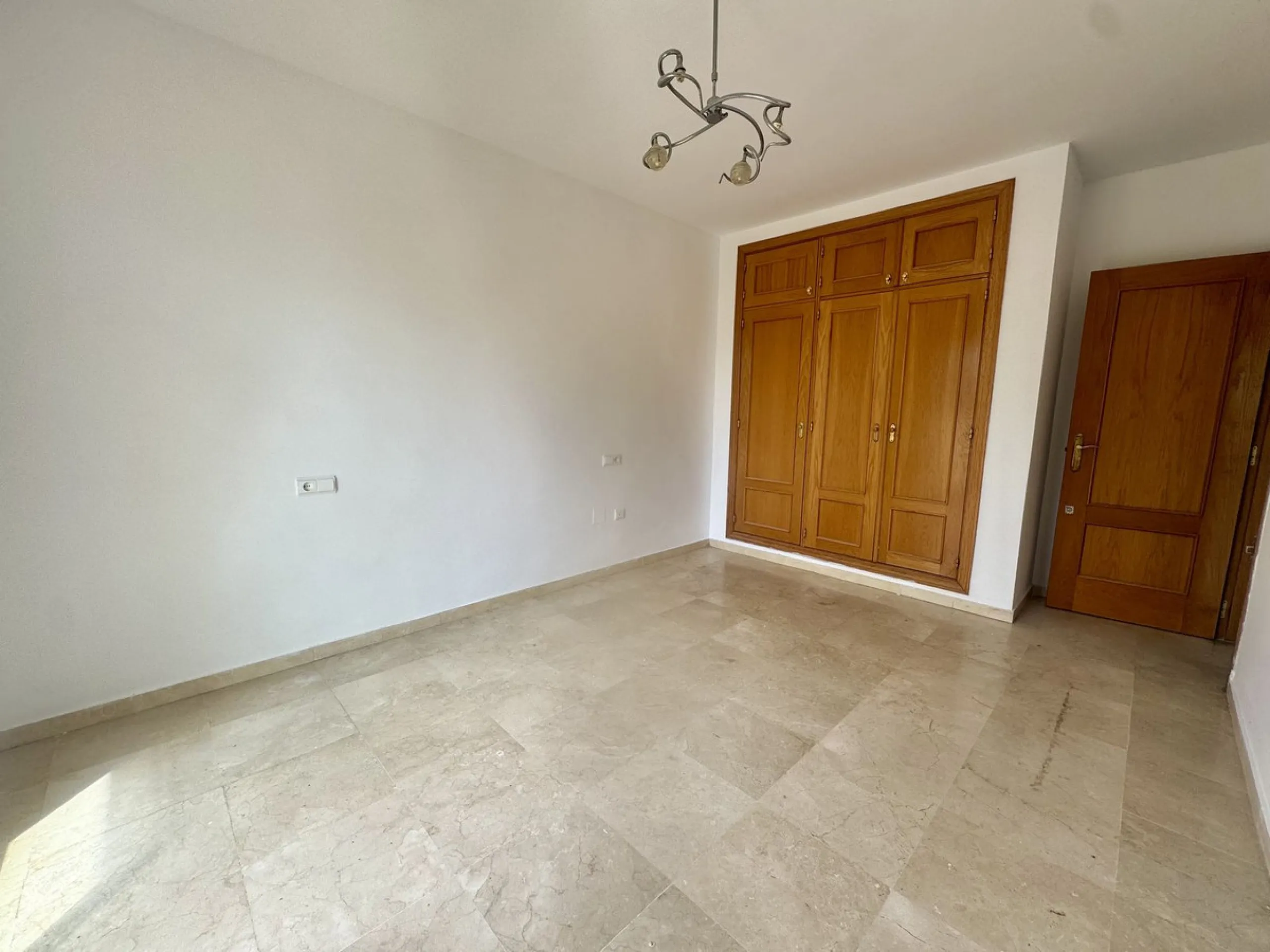 House - Townhouse в продаже в Marbella, Málaga. В доме 3 спален и 3 ванных комнат. Площадь дома 141 м²