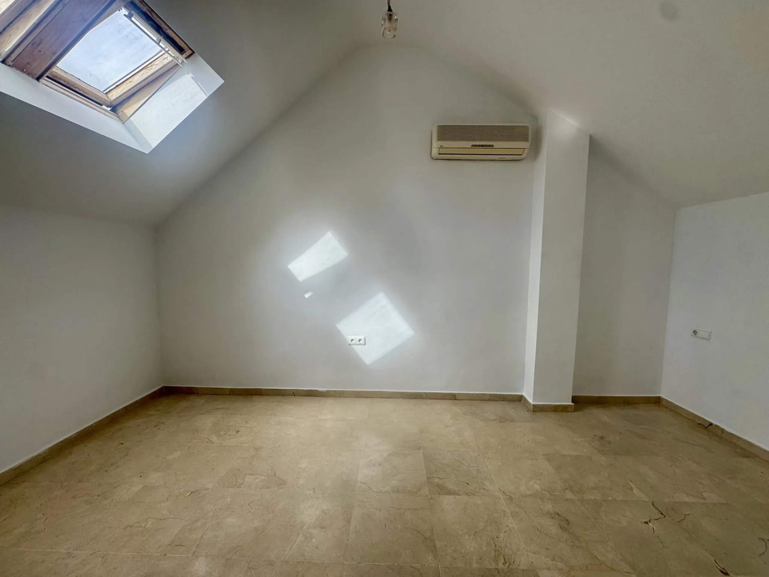 House - Townhouse в продаже в Marbella, Málaga. В доме 3 спален и 3 ванных комнат. Площадь дома 141 м²