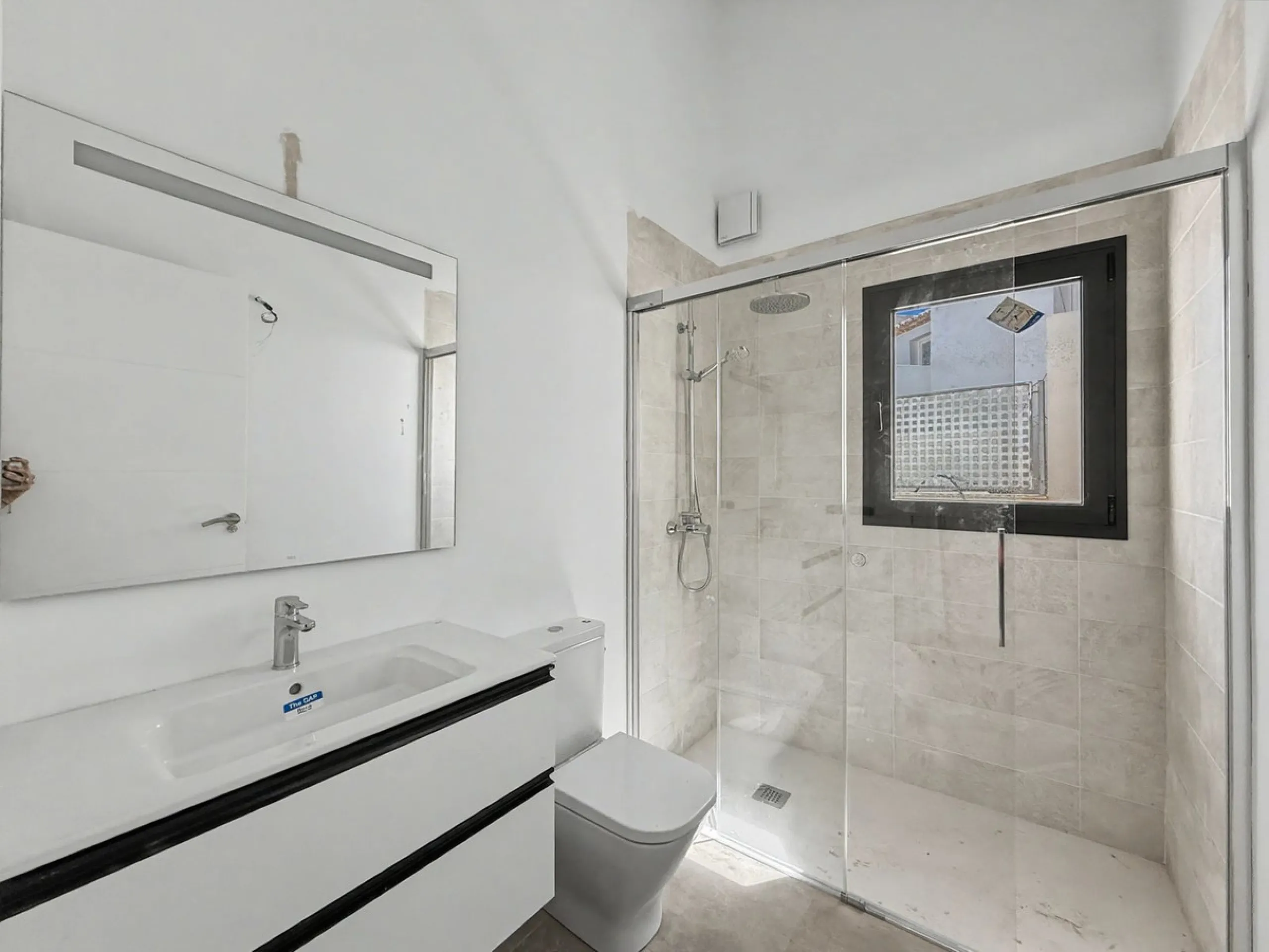 *** Contemporary Townhouse in Bahia Dorada, Estepona *** 3 Bedrooms, 2 Bathrooms and a Guest Toilet *** Spacious Private Terraces and Garden *** Panoramic Views to the Mediterranean Sea *** Fully Fitted Kitchen *** High Quality Built *** Ideal Location: L