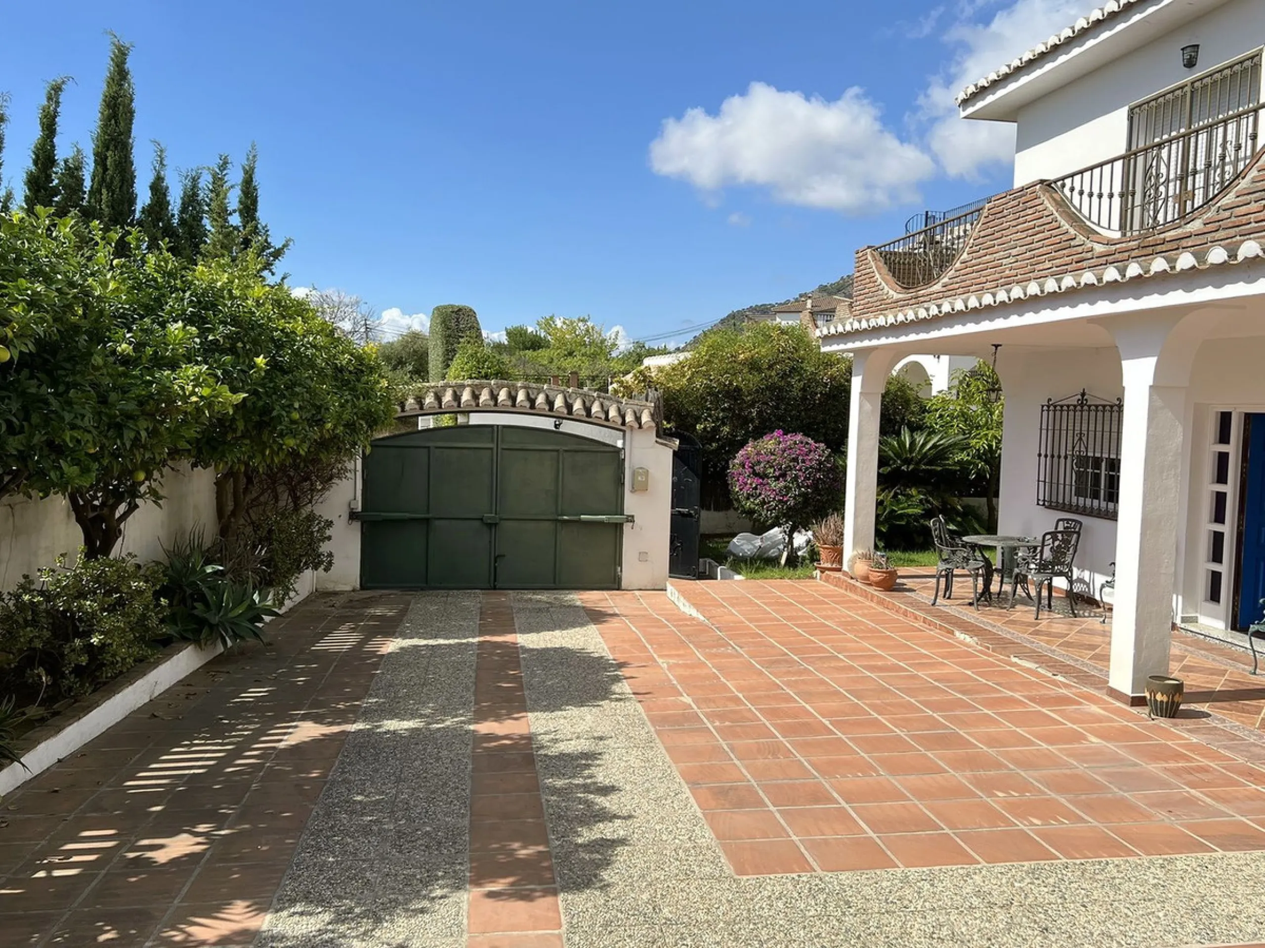 LARGE ANDALUSIAN VILLA situated on a quiet gated cul-de-sac just outside Mijas Pueblo. Boasts privacy in a peaceful location, only a 5-minute drive from town center. South orientation in a very private setting. Large private swimming pool with terrace sur