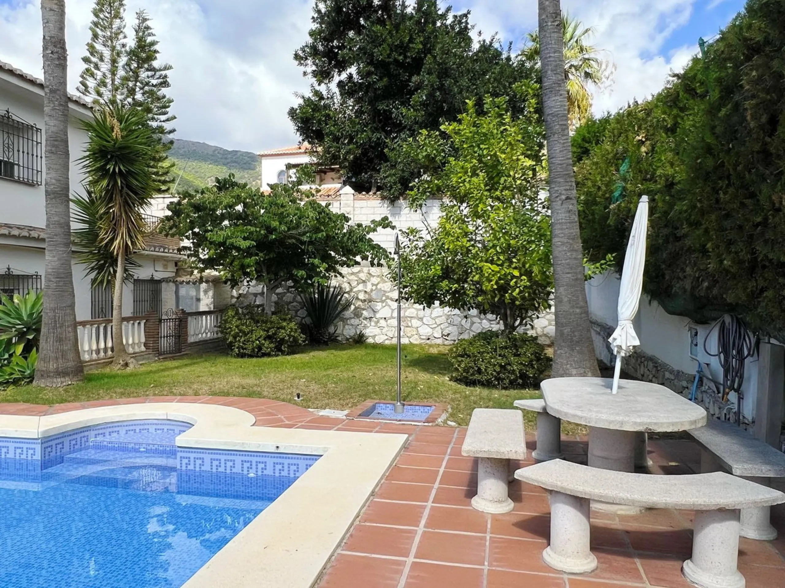 LARGE ANDALUSIAN VILLA situated on a quiet gated cul-de-sac just outside Mijas Pueblo. Boasts privacy in a peaceful location, only a 5-minute drive from town center. South orientation in a very private setting. Large private swimming pool with terrace sur