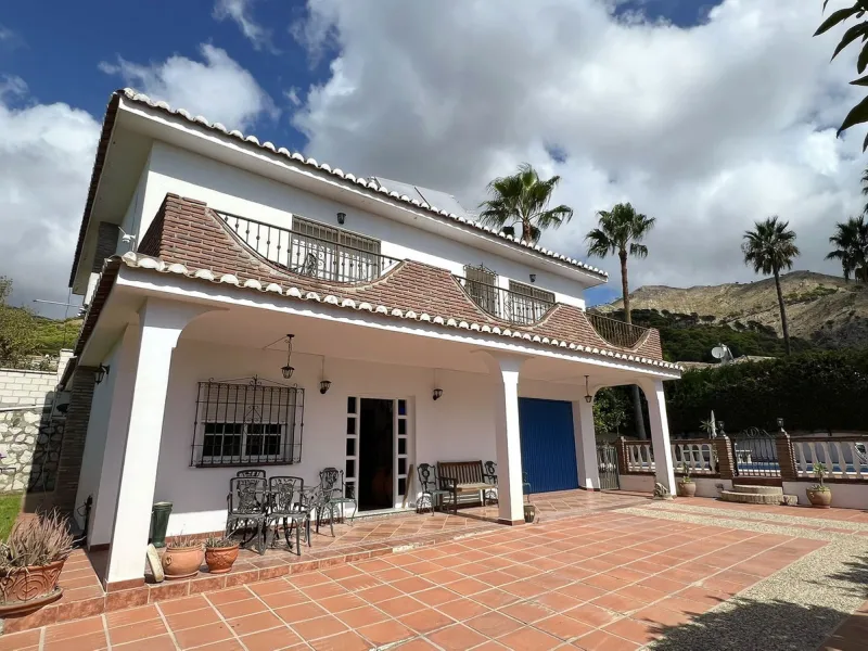 LARGE ANDALUSIAN VILLA situated on a quiet gated cul-de-sac just outside Mijas Pueblo. Boasts privacy in a peaceful location, only a 5-minute drive from town center. South orientation in a very private setting. Large private swimming pool with terrace sur