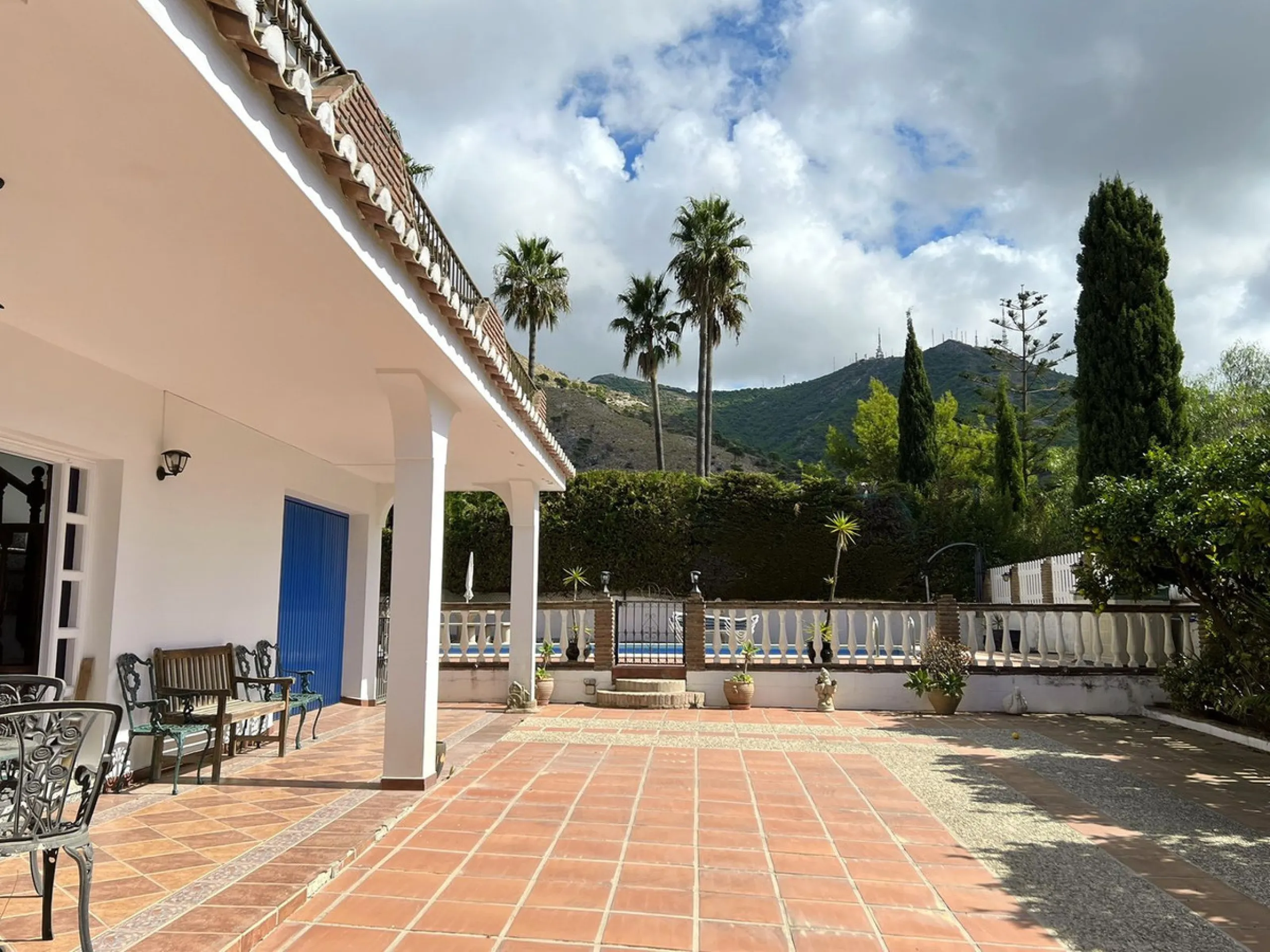 LARGE ANDALUSIAN VILLA situated on a quiet gated cul-de-sac just outside Mijas Pueblo. Boasts privacy in a peaceful location, only a 5-minute drive from town center. South orientation in a very private setting. Large private swimming pool with terrace sur