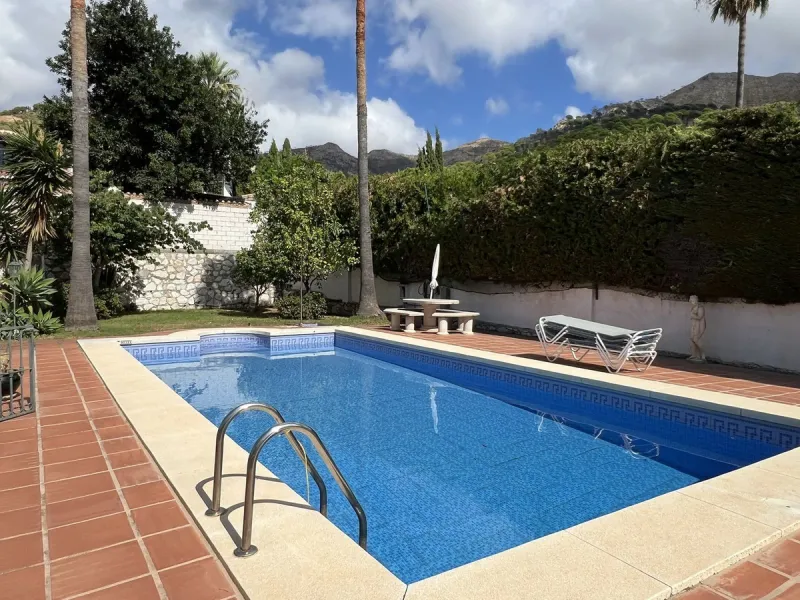 LARGE ANDALUSIAN VILLA situated on a quiet gated cul-de-sac just outside Mijas Pueblo. Boasts privacy in a peaceful location, only a 5-minute drive from town center. South orientation in a very private setting. Large private swimming pool with terrace sur