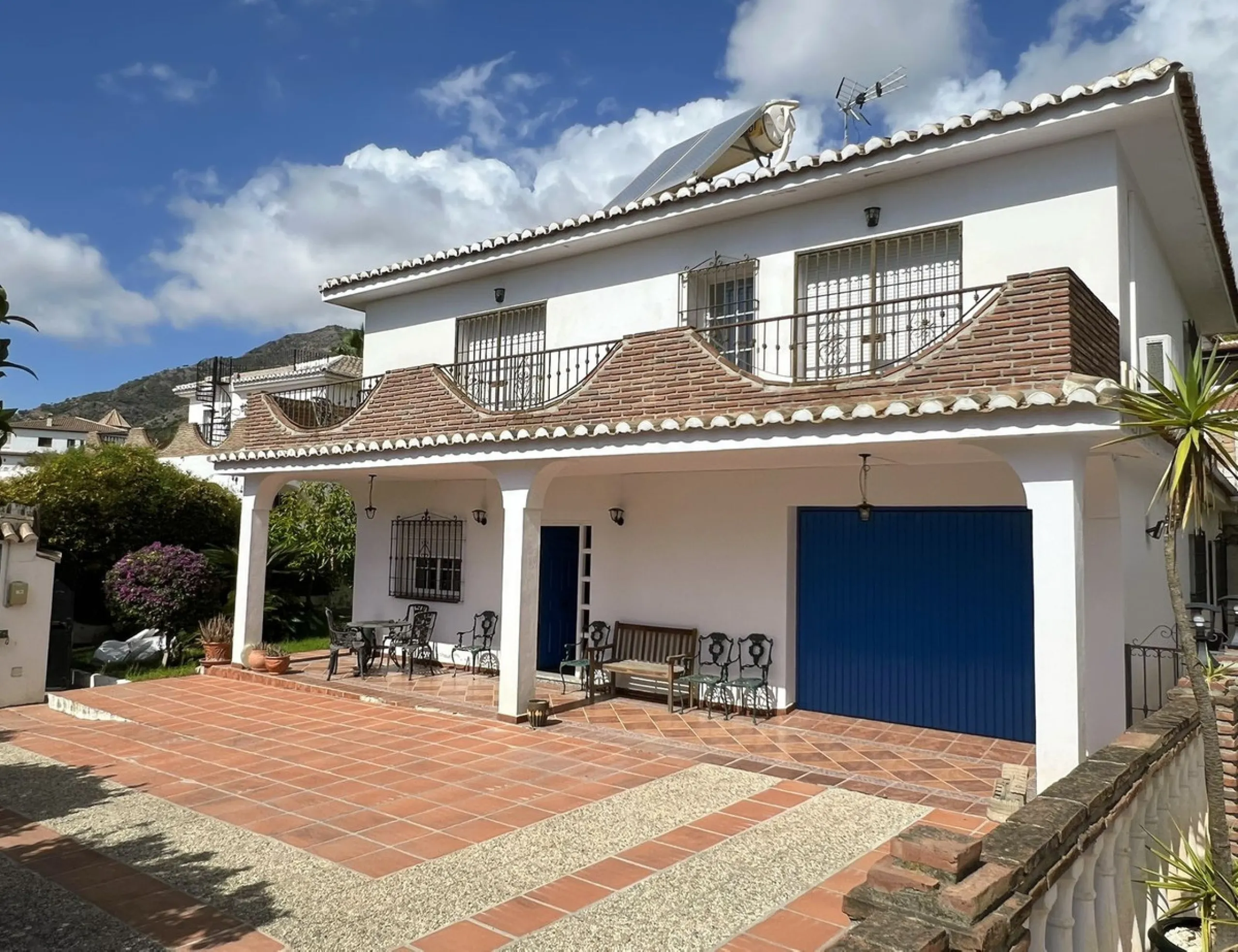 LARGE ANDALUSIAN VILLA situated on a quiet gated cul-de-sac just outside Mijas Pueblo. Boasts privacy in a peaceful location, only a 5-minute drive from town center. South orientation in a very private setting. Large private swimming pool with terrace sur