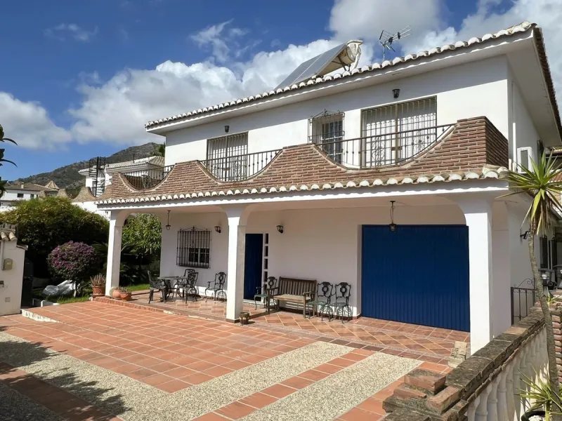 LARGE ANDALUSIAN VILLA situated on a quiet gated cul-de-sac just outside Mijas Pueblo. Boasts privacy in a peaceful location, only a 5-minute drive from town center. South orientation in a very private setting. Large private swimming pool with terrace sur